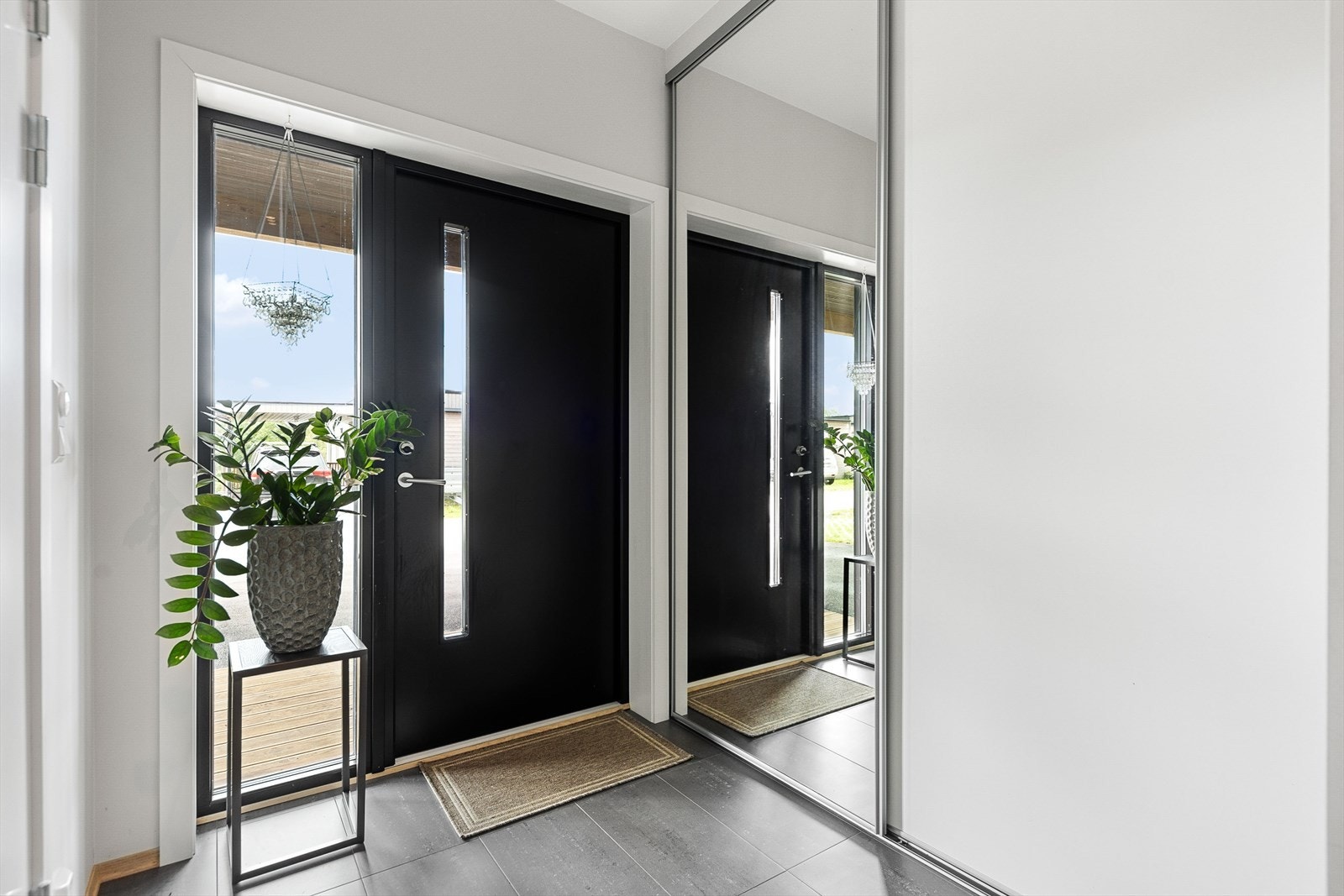 Innbydende entré med praktisk skyvedørsgarderobe Galleribilde