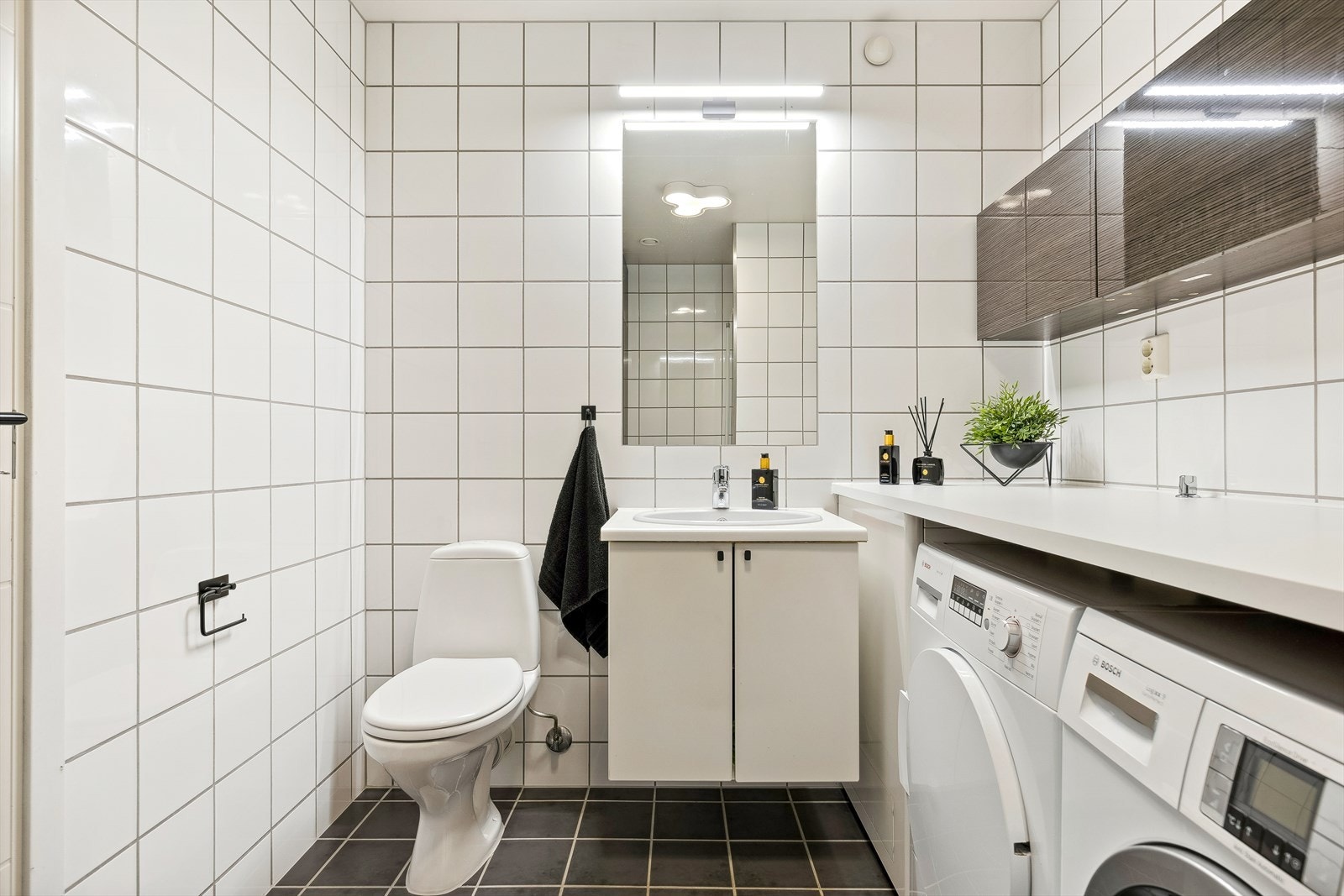 Det er godt med skapplass under servant og i høyskap som ikke mer med bildet. Galleribilde