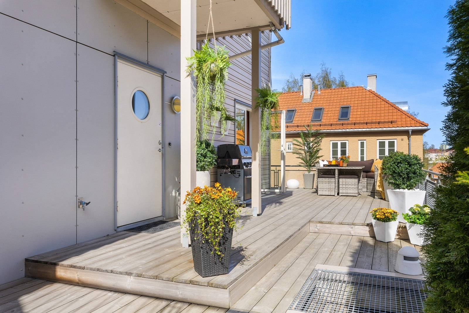 Her har du egen inngangsdør og god boltreplass til store og små. Galleribilde