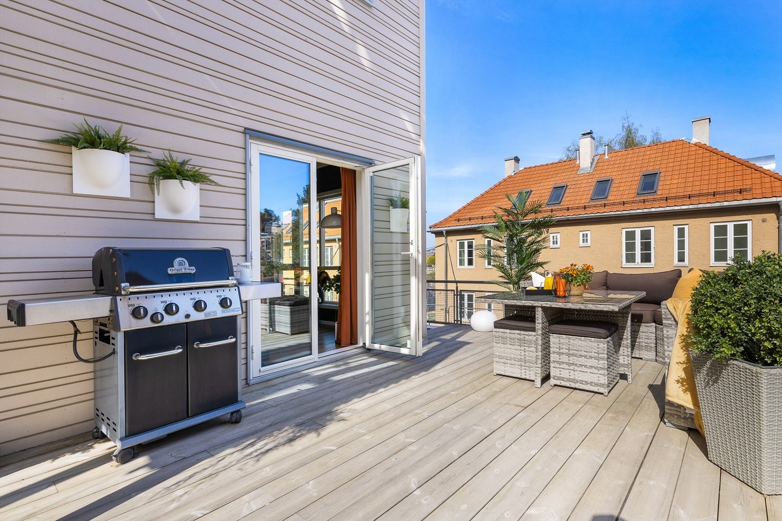 Terrassen er på hele 48kvm og kan innredes med så mangt. Galleribilde