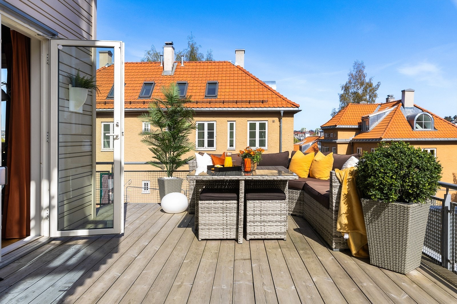 God plass til flere sittegrupper, solsenger og grill. Galleribilde