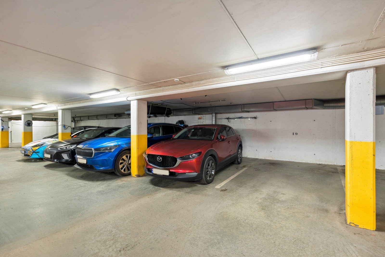Boligen disponerer en parkeringsplass i felles garasjeanlegg som følger boligen med salget. Galleribilde