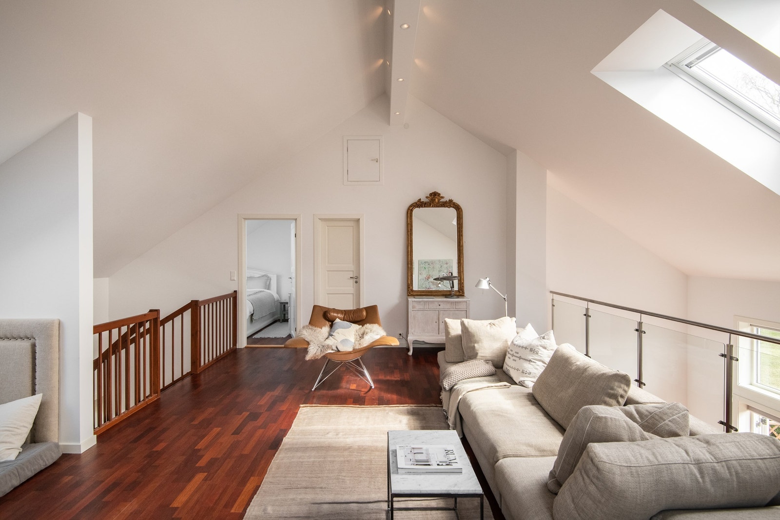 Skrående himlingshøyde på ca. 4m. Galleribilde