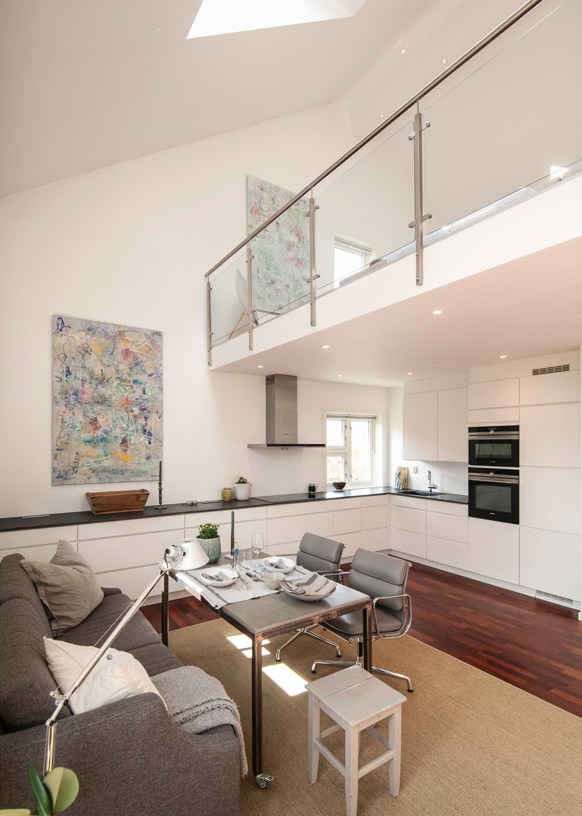 Mesanin/åpning opp til plan 2. skaper en fantastisk romfølelse. Galleribilde