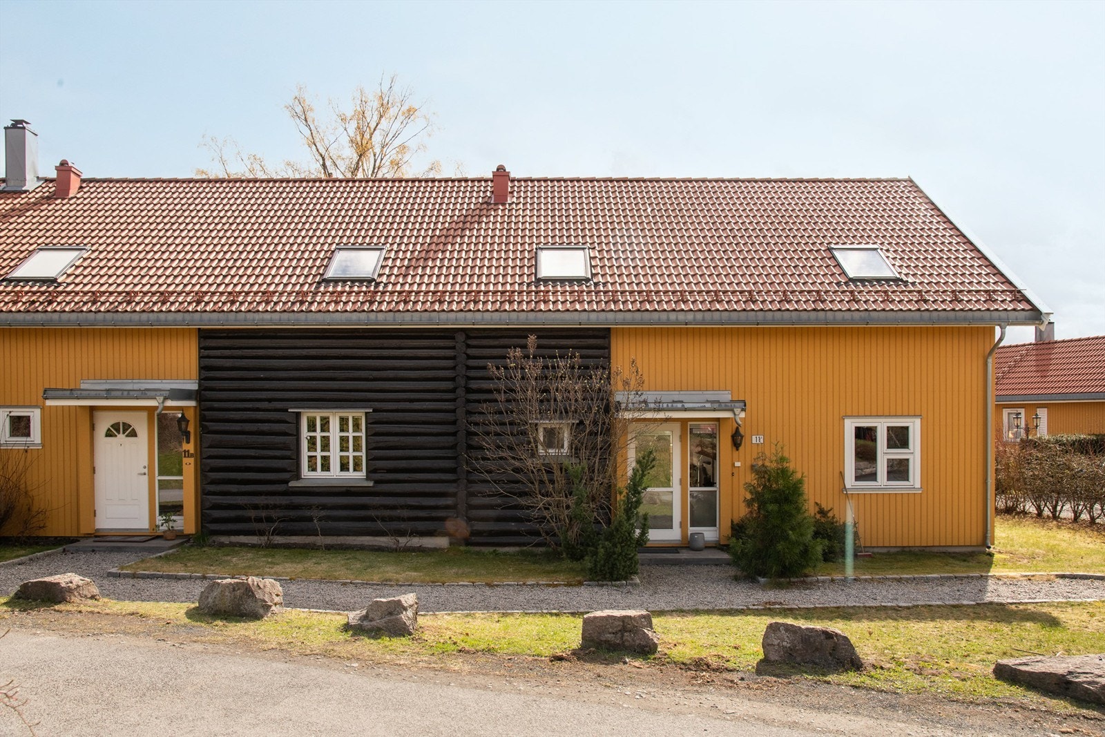Boligen ligger meget flott til i barnevennlige omgivelser på Gjettum. Galleribilde