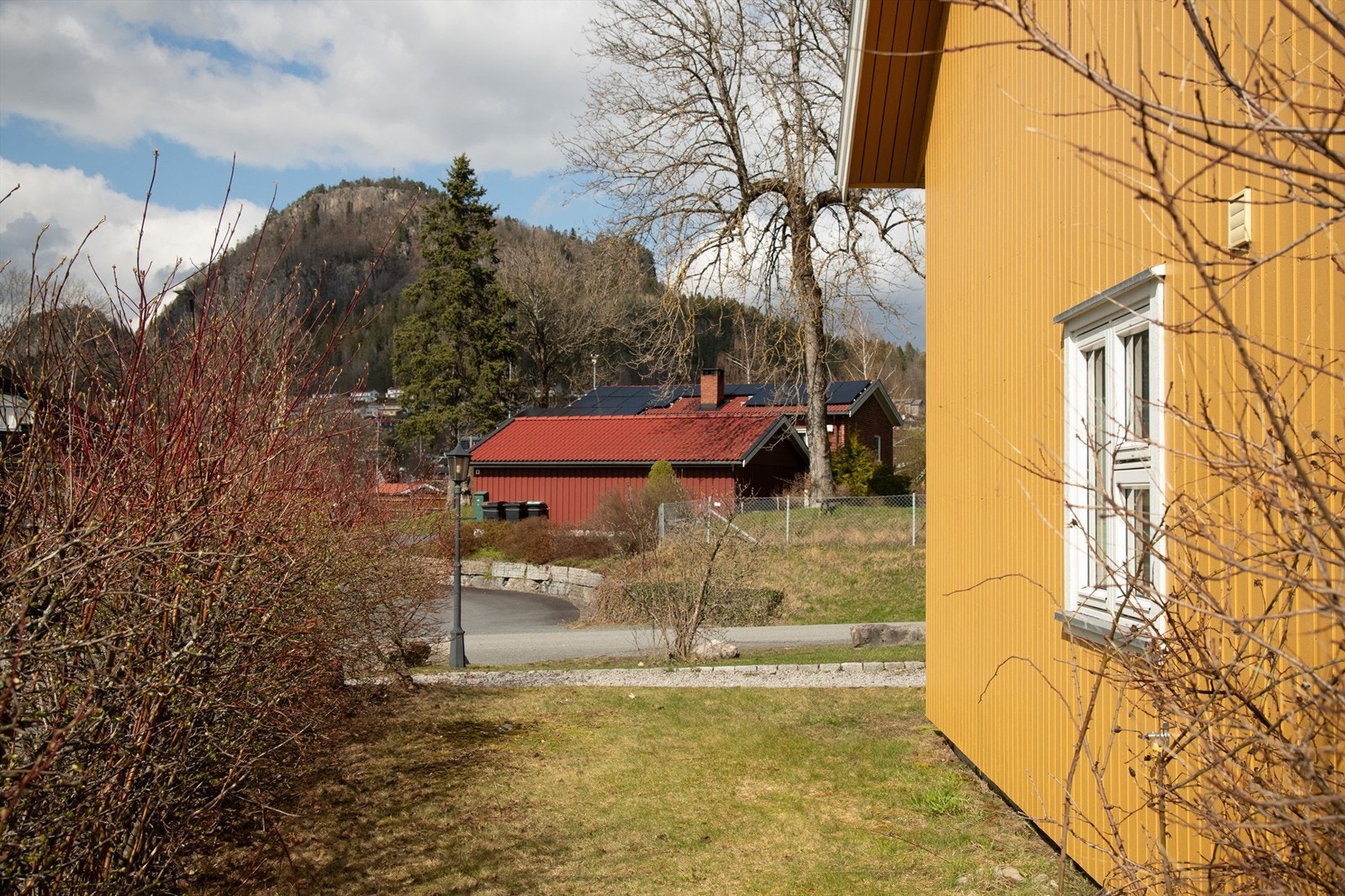 Leiligheten disponerer også grønt arealet rundt vest/nord siden av leiligheten. Galleribilde