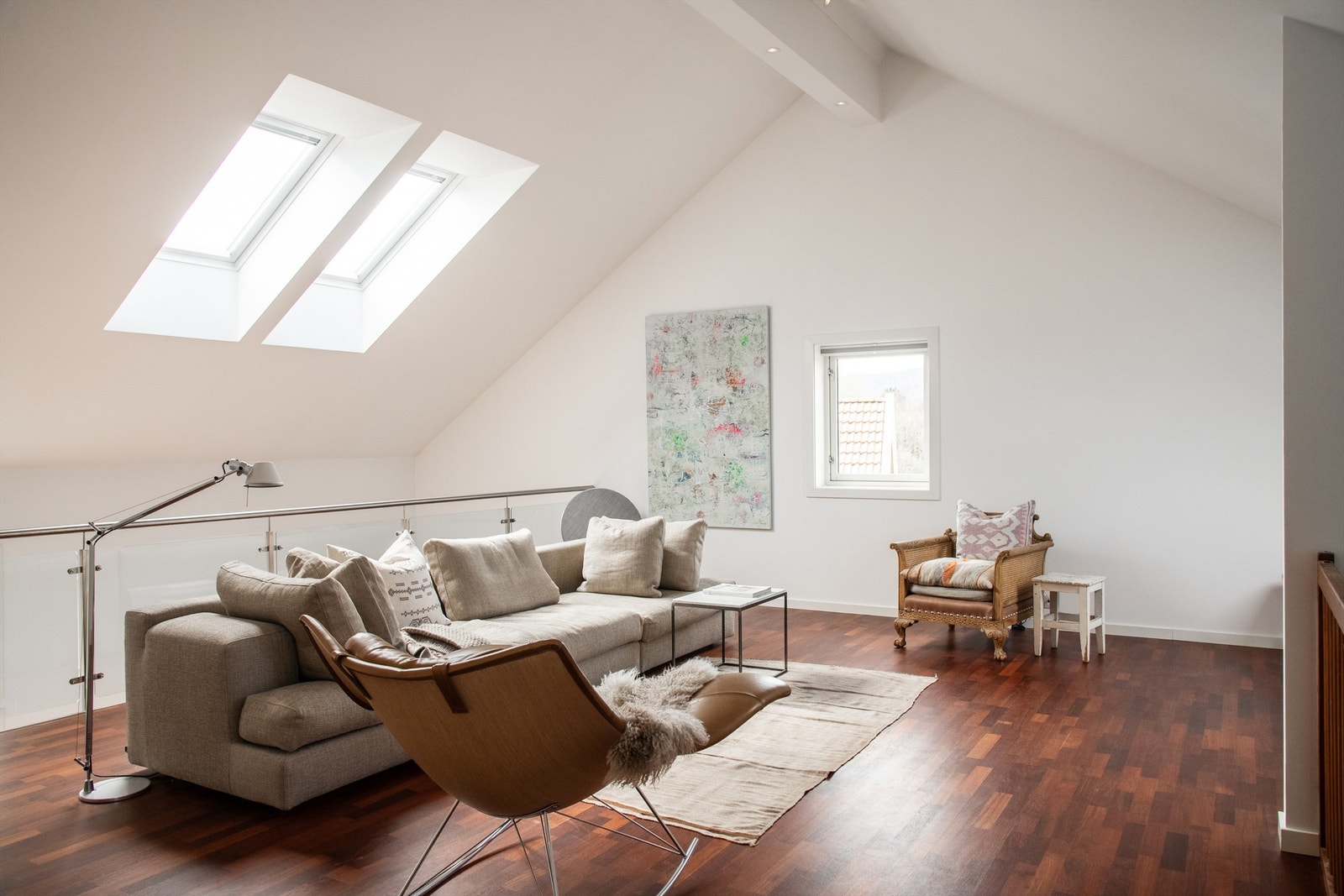 Stor åpen sosialsone med en god romfølelse og høyt under taket (ca.4m). Galleribilde