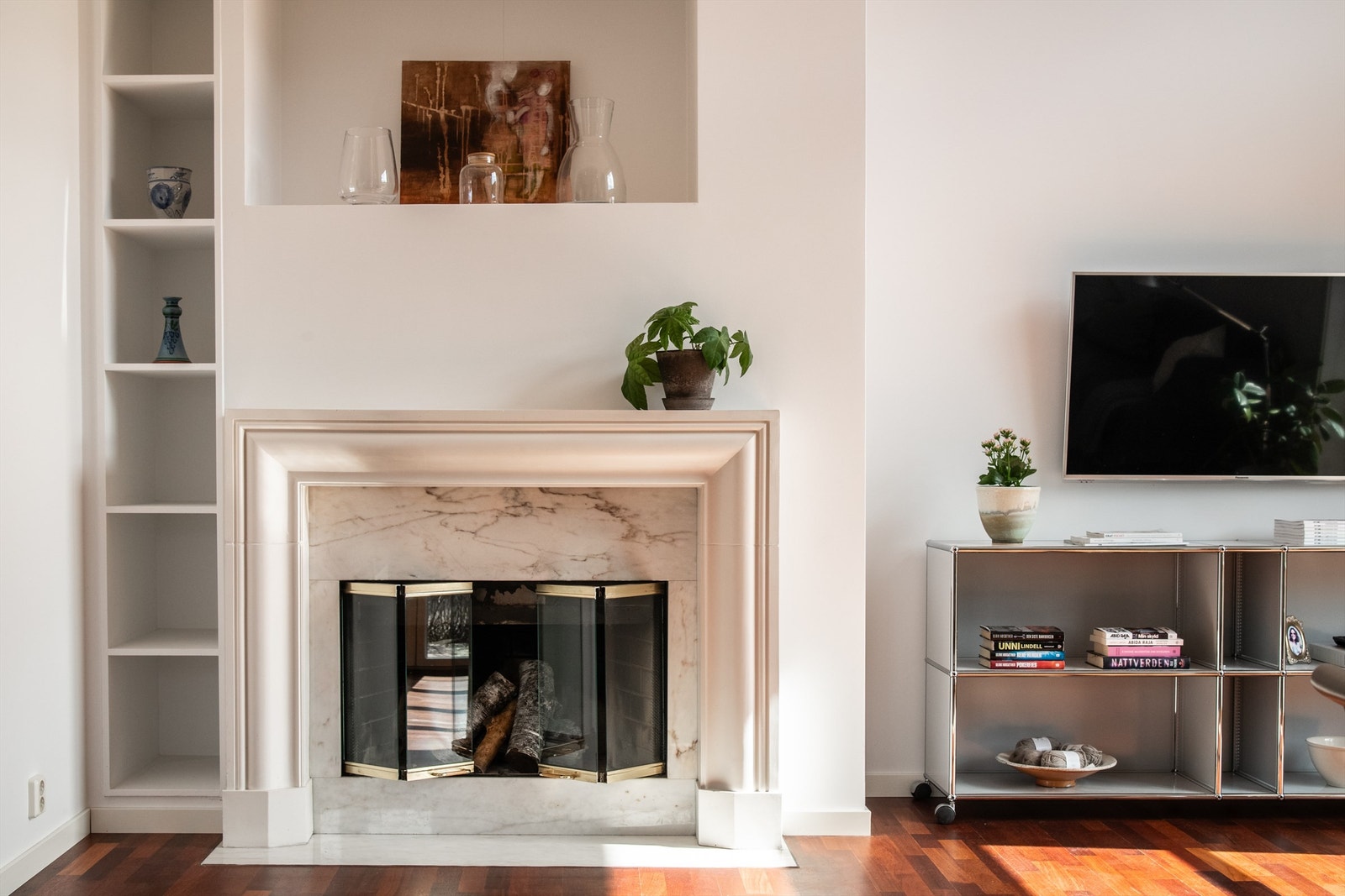 Peis med marmorutsmykning og glassdører. Galleribilde