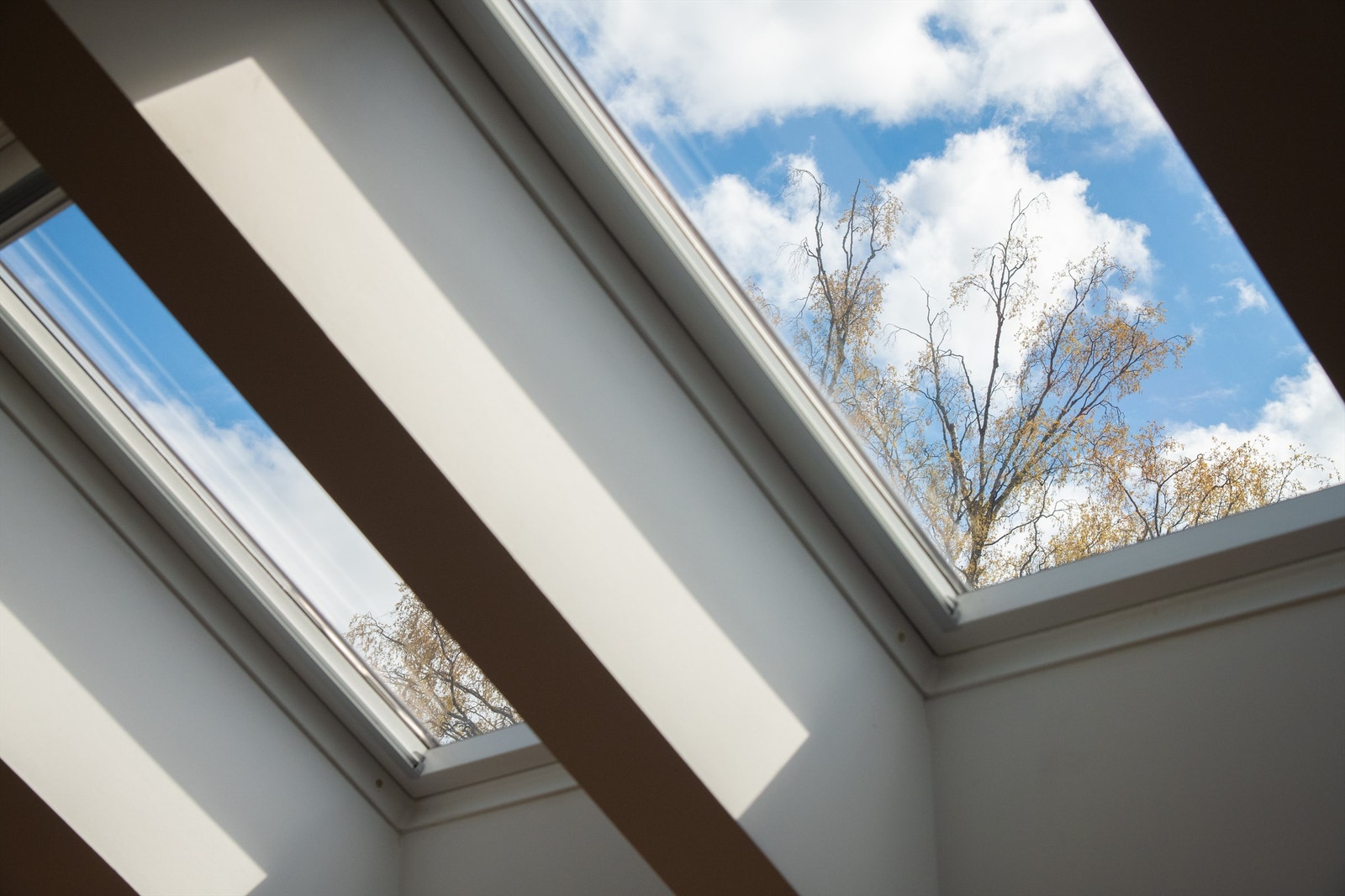 Takvinduer som åpnes og lukkes med elektrisk motor. Galleribilde