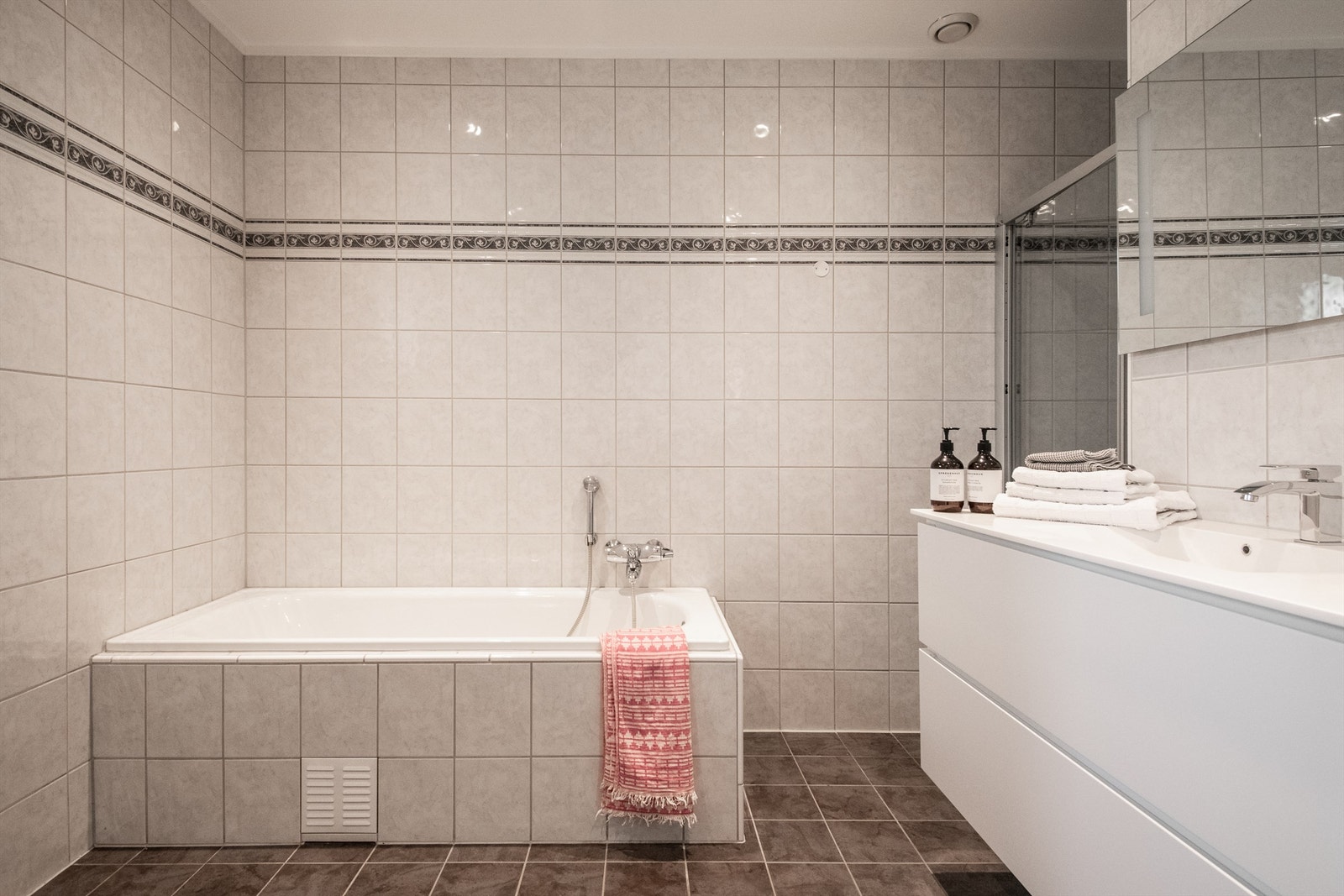 Stort hovedbad med badekar og dusjsone. Galleribilde