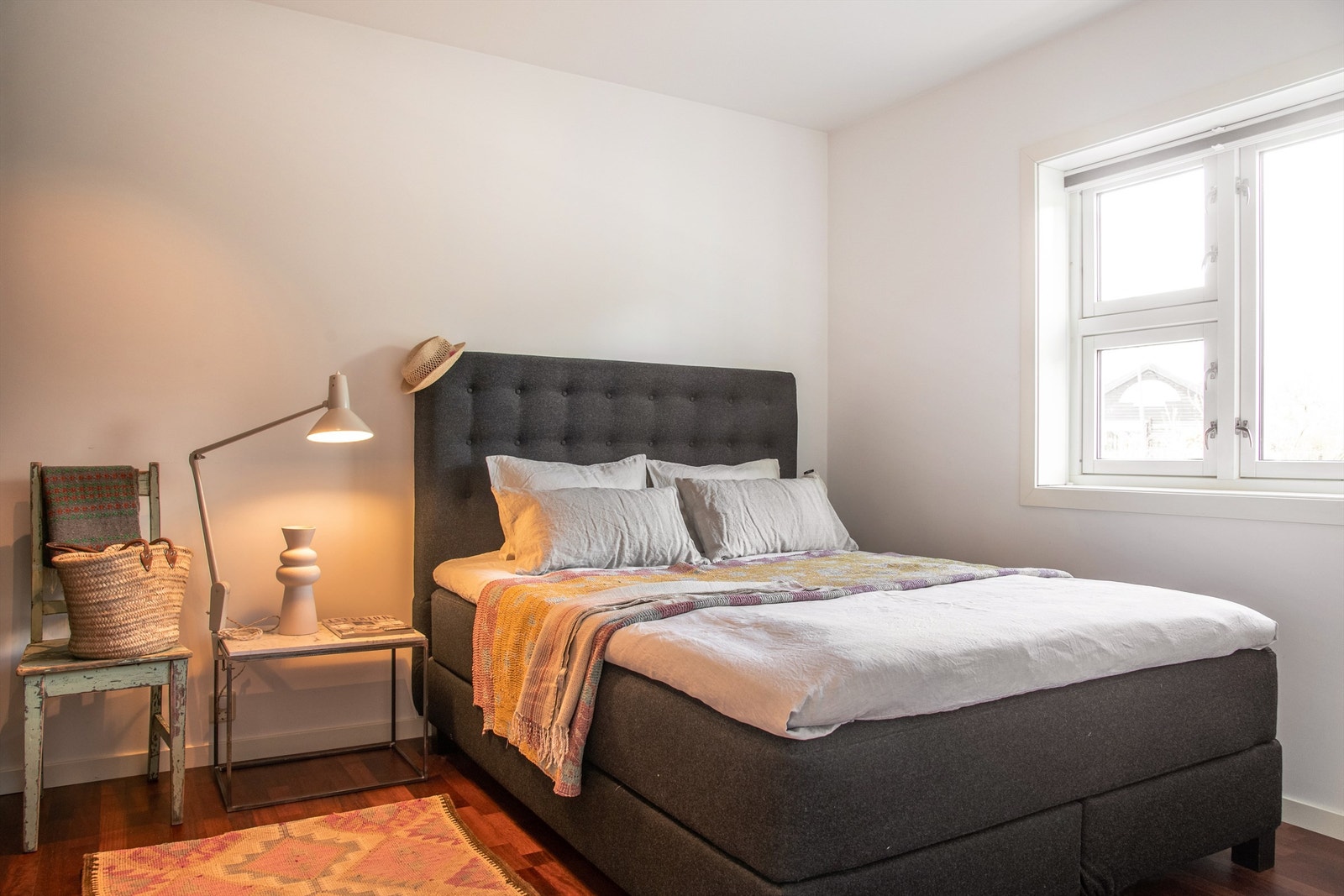 Stort og lunt soverom med plass til dobbeltseng og ønsket innredning. Galleribilde