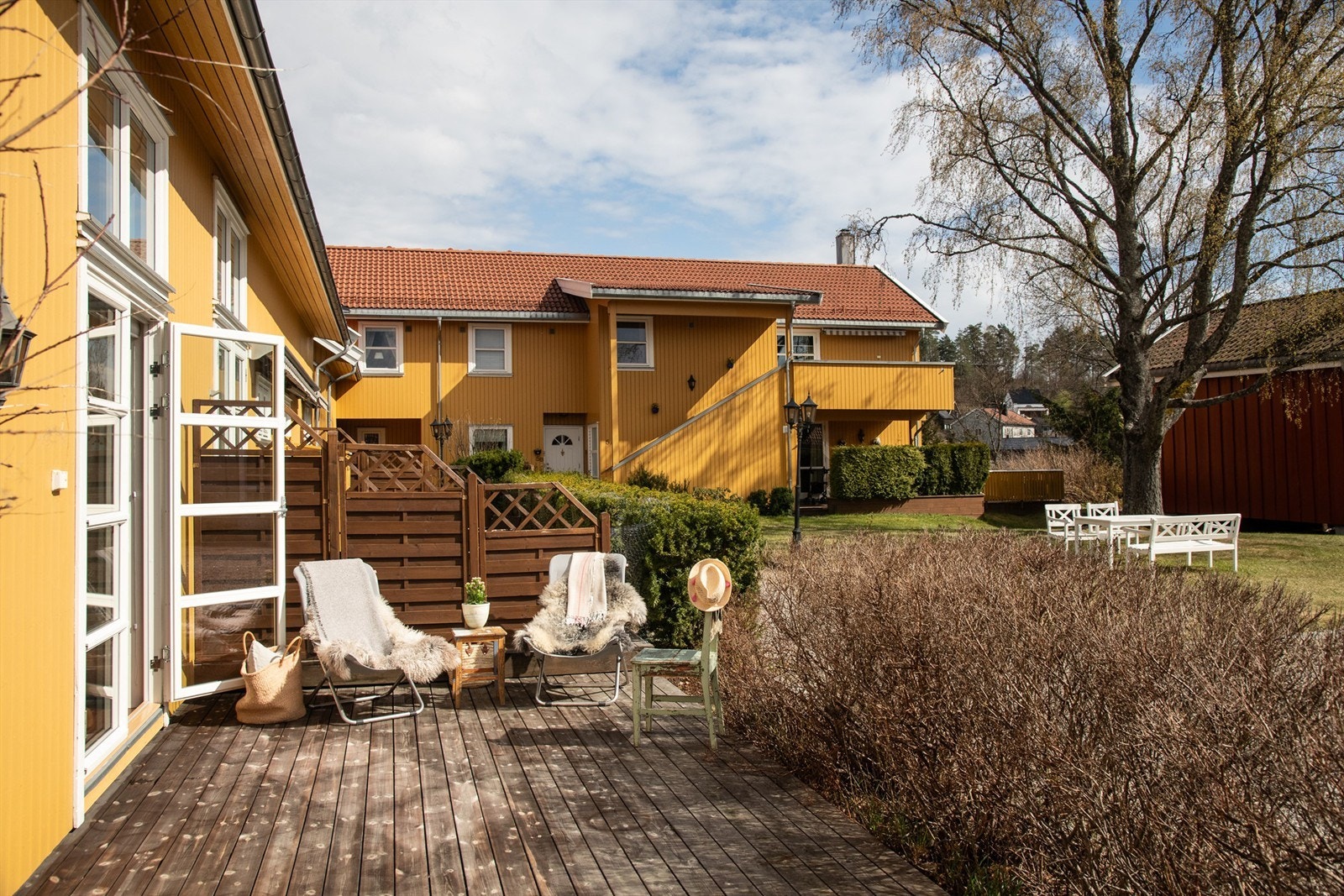 Fantastisk sydvestvendt uteområde med gode solforhold. Galleribilde