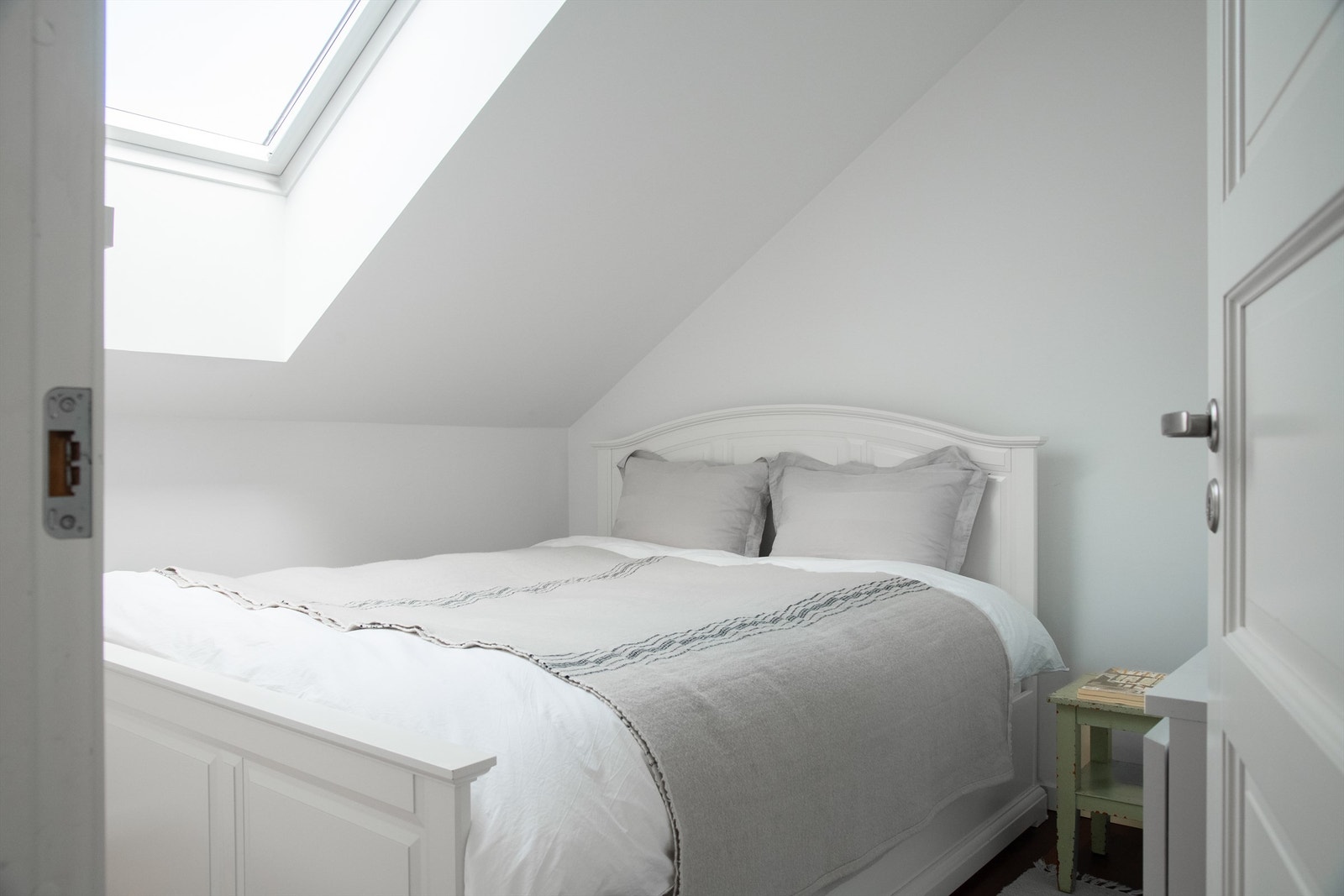 Soverom 2 som vender mot Kolsåstoppen. Galleribilde