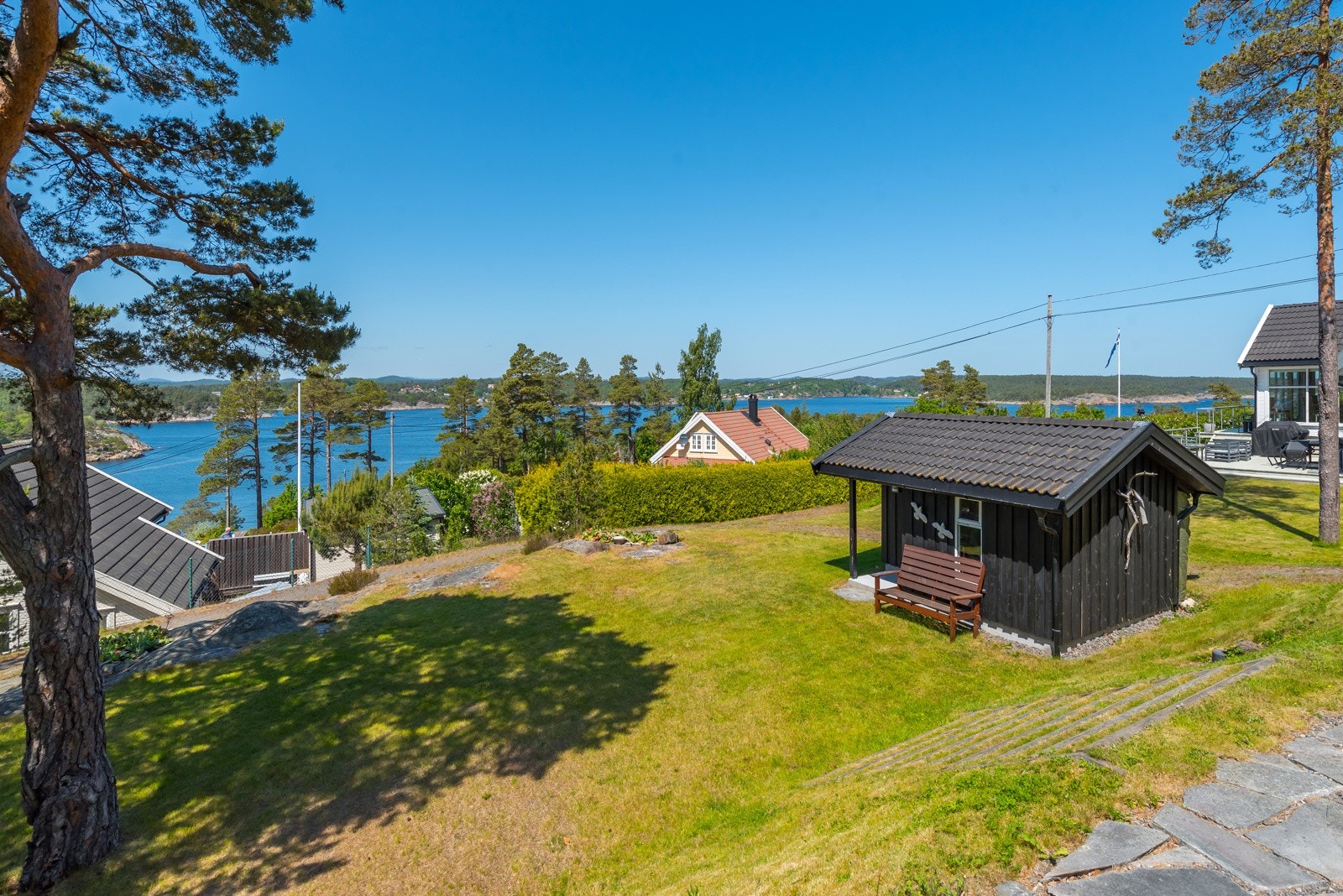 Det er også et frittligende anneks på eiendommen. Galleribilde
