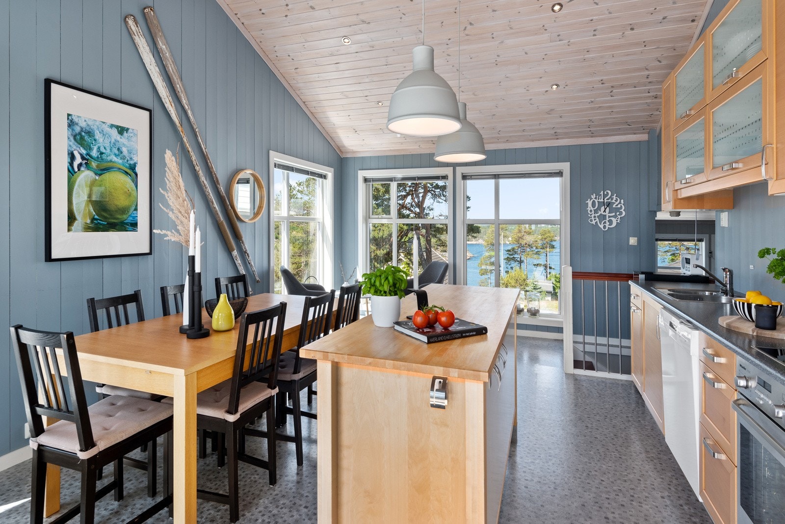 Her er både kjøkkenøy og et stort spisebord. Galleribilde