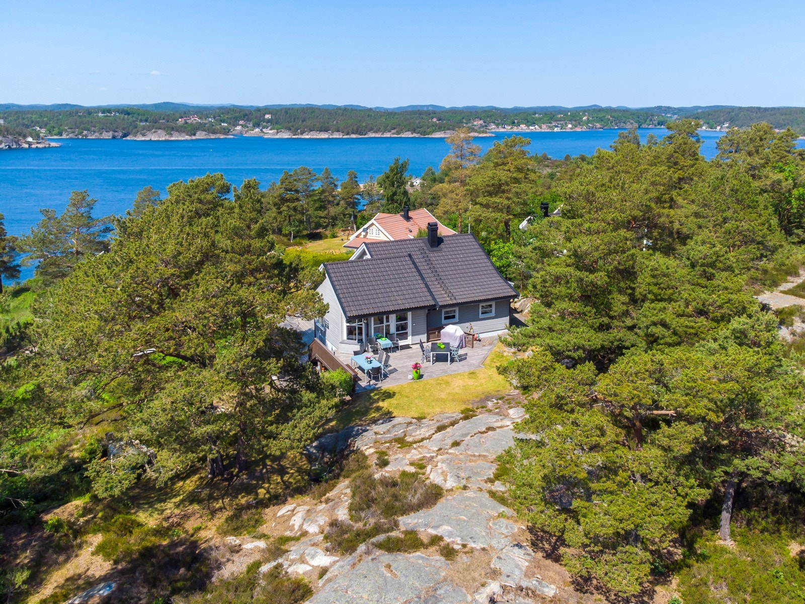 Hytten ligger i et attraktivt hytteområde på Øyna, Tromøya i Arendal. Galleribilde