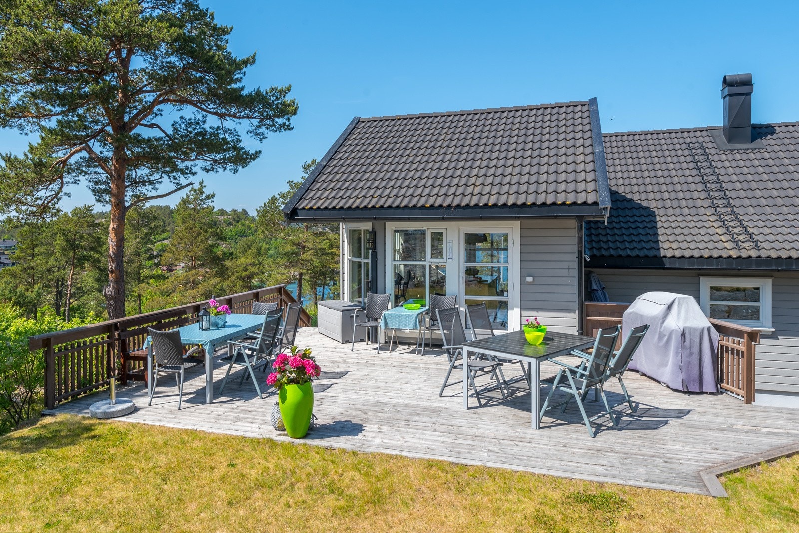 Her er god plass til å ha langbord, grill, solstoler m.m. Galleribilde