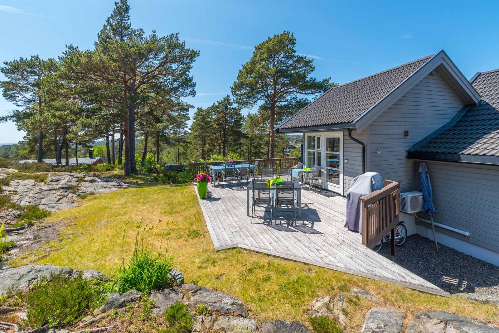 Her er god plass til å ha langbord, grill, solstoler m.m. Galleribilde