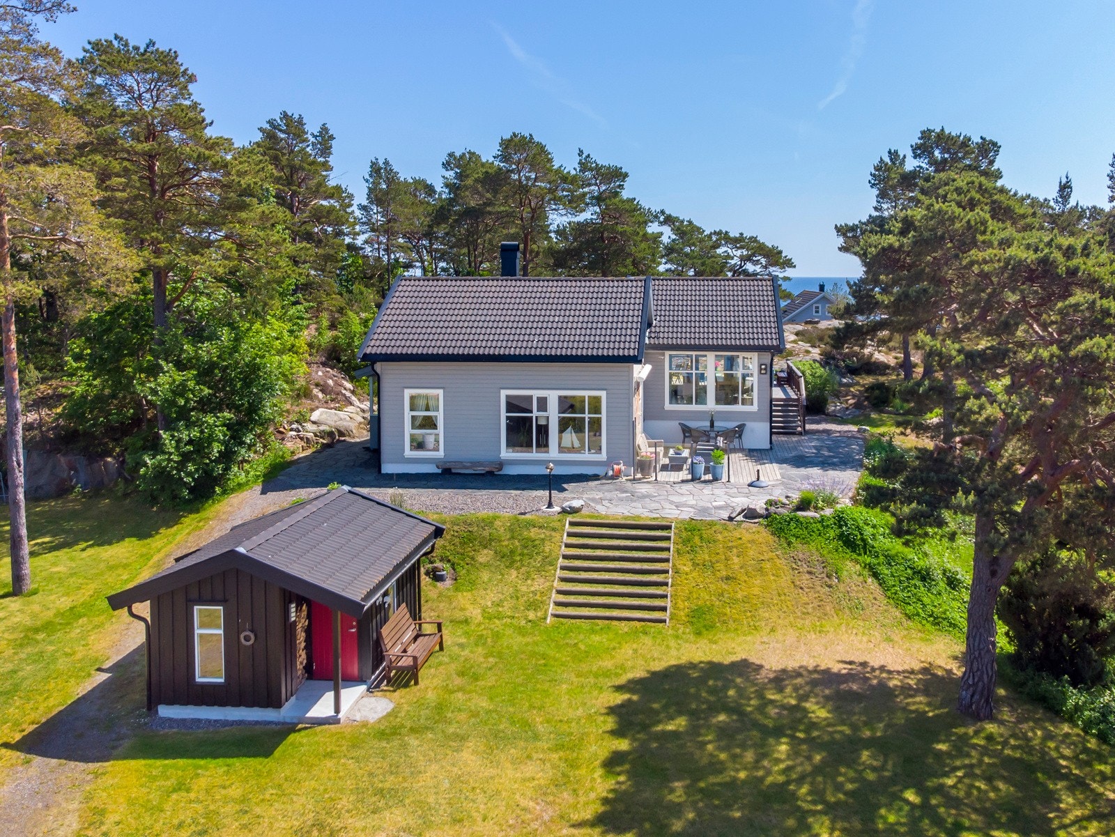 En hytte med fin og usjenert beliggenhet. Tomten er pent opparbeidet og eiendommen fremstår generelt som meget godt vedlikeholdt. Galleribilde