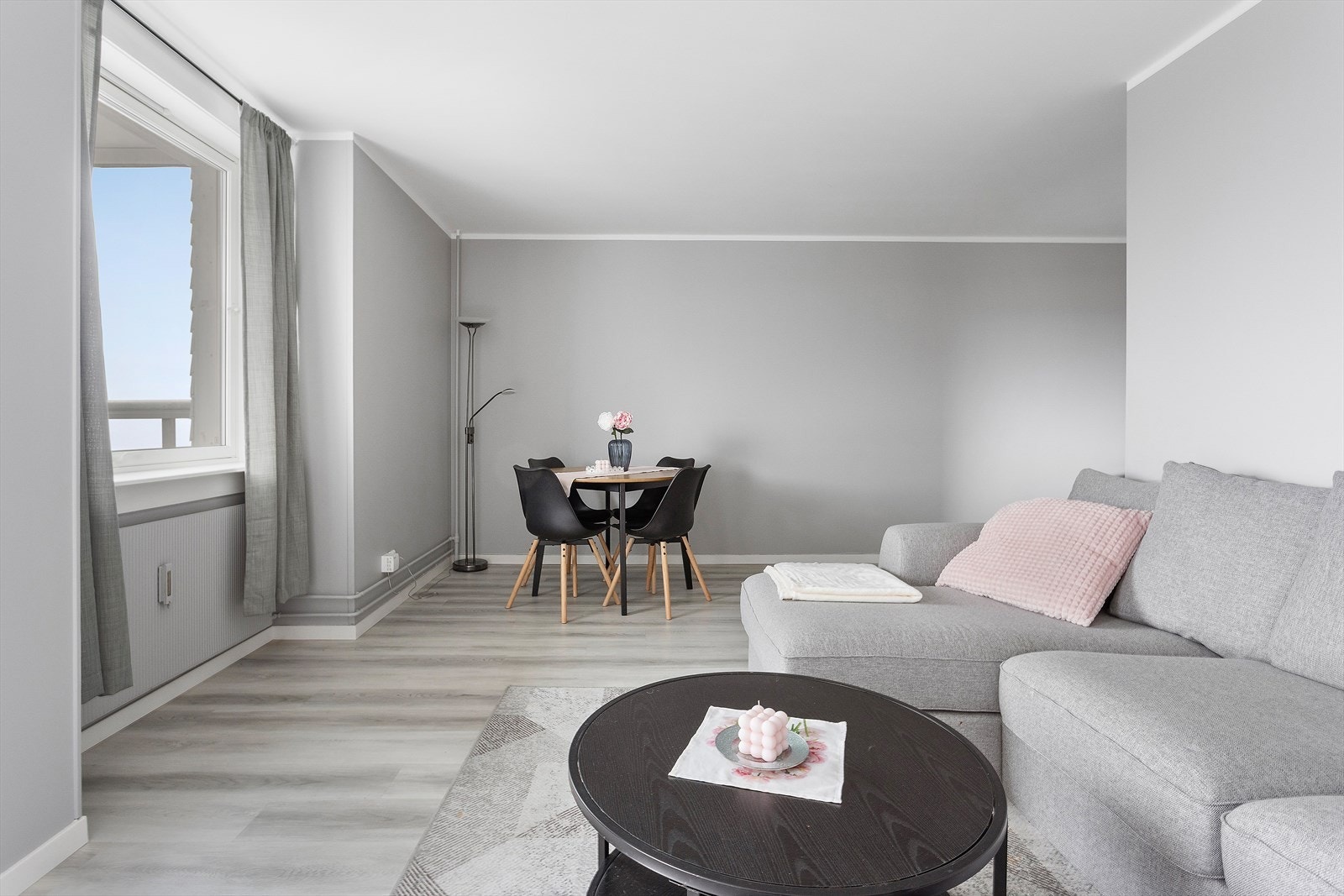 Stue med god plass til sofagruppe og spisebord Galleribilde