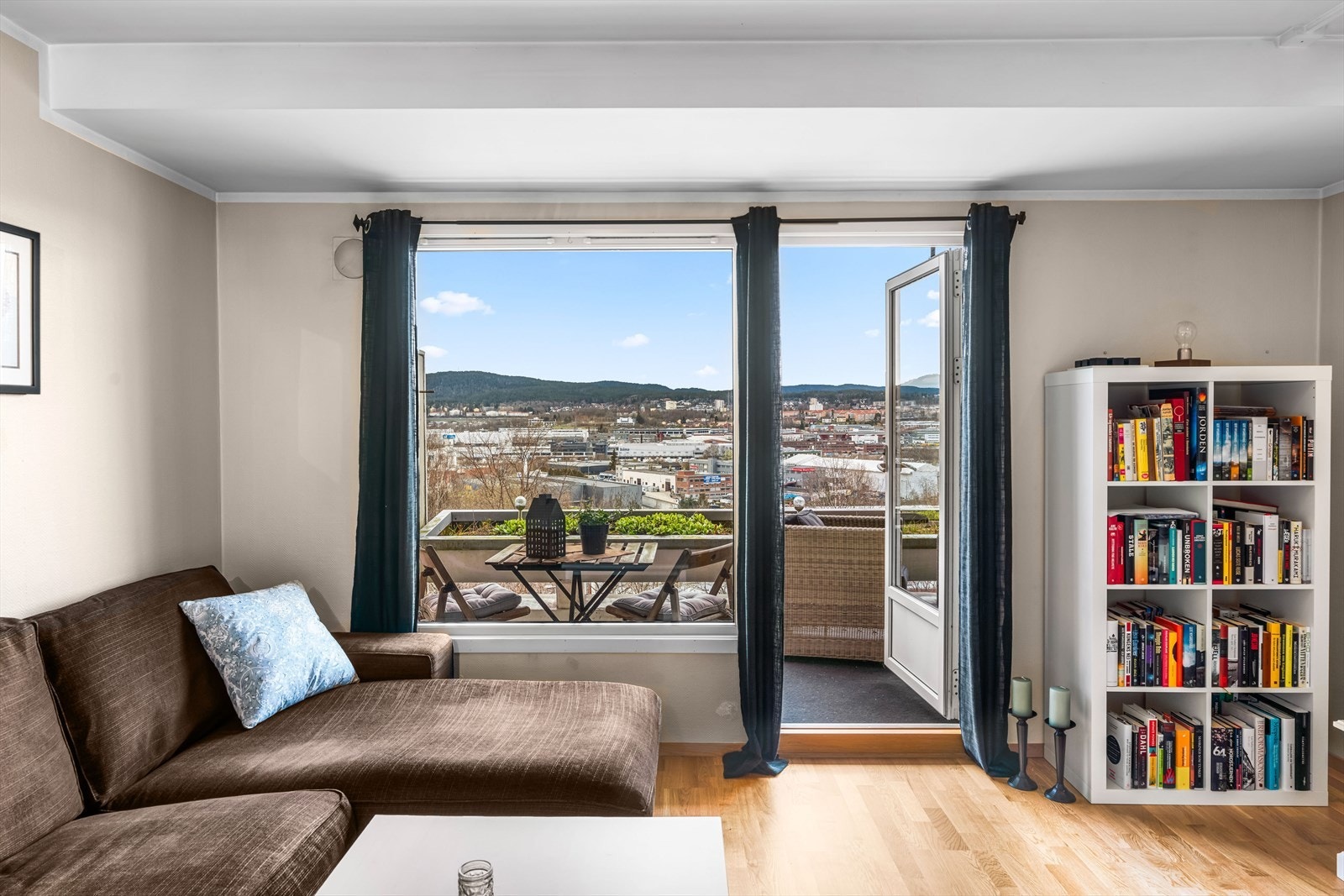 Lys og flott stue med god plass til sofa, tv-seksjon og spisebord. Galleribilde