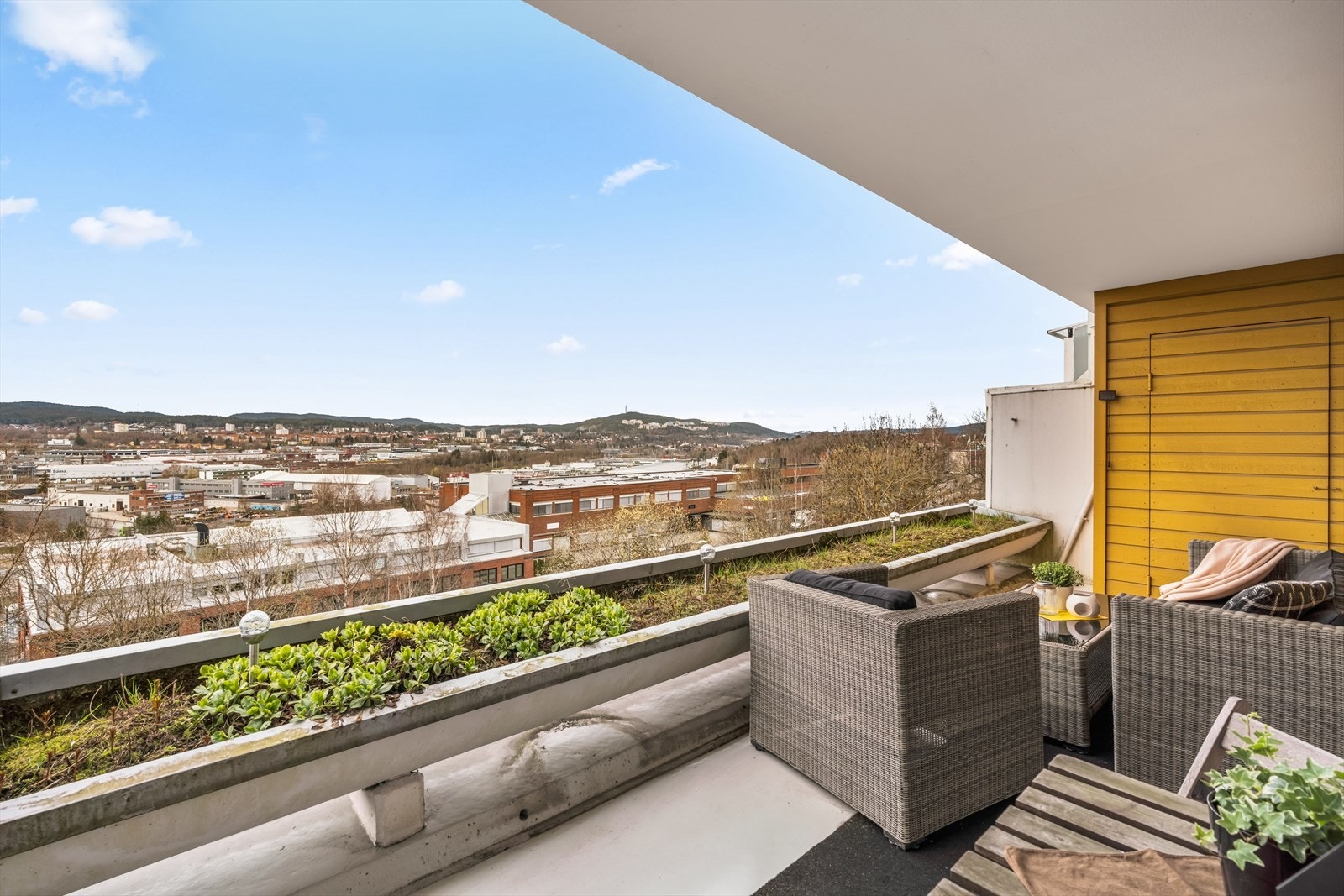 Herlig terrasse på hele 12 m² med ettermiddags-/kveldssol. Utebod i tilknytning til terrasse. Galleribilde