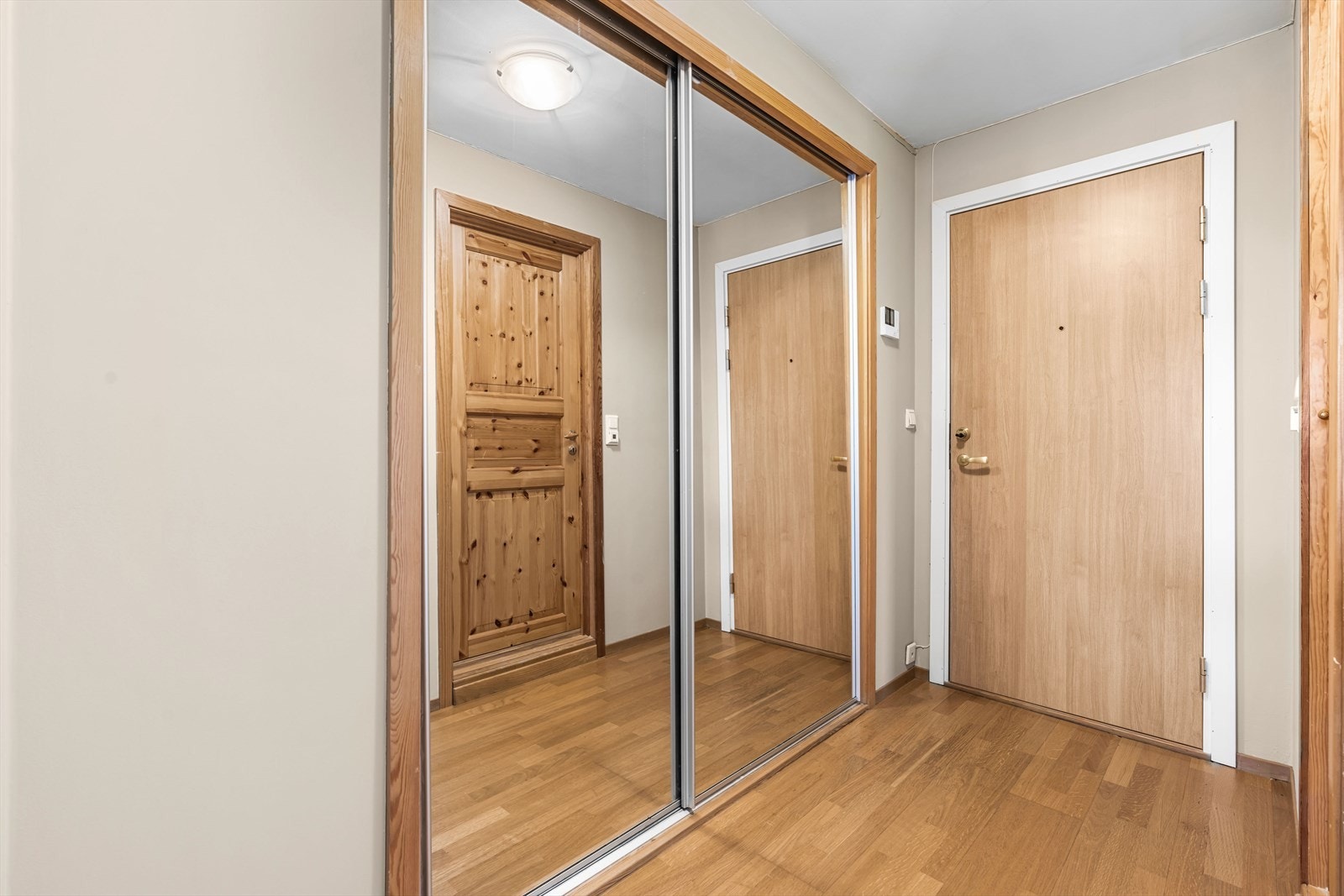 Hyggelig entré/gang med god plass til klesavheng i skyvedørsgarderobe med speil. Galleribilde