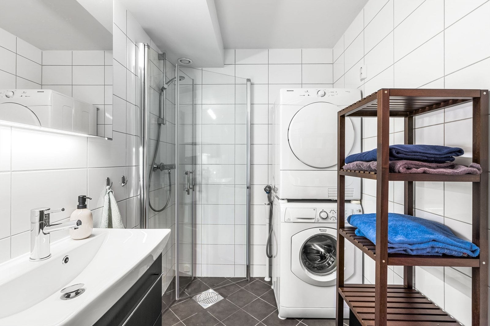 Delikat og stilig bad fra 2014, oppusset i regi av borettslaget. Badet er flislagt med elektriske varmekabler i gulv. Galleribilde