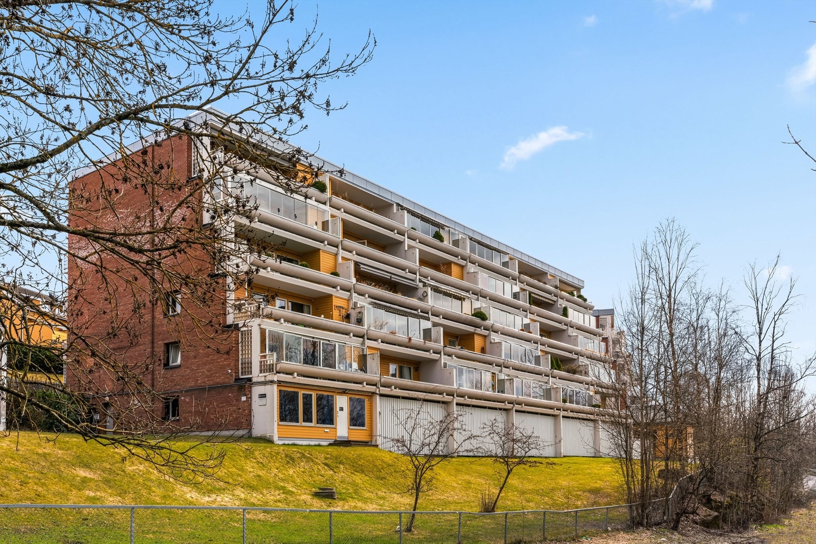 Leiligheten har en sentral og attraktiv beliggenhet på Lindeberg med kort vei til servicetilbud, kollektivtransport og turmuligheter. Galleribilde