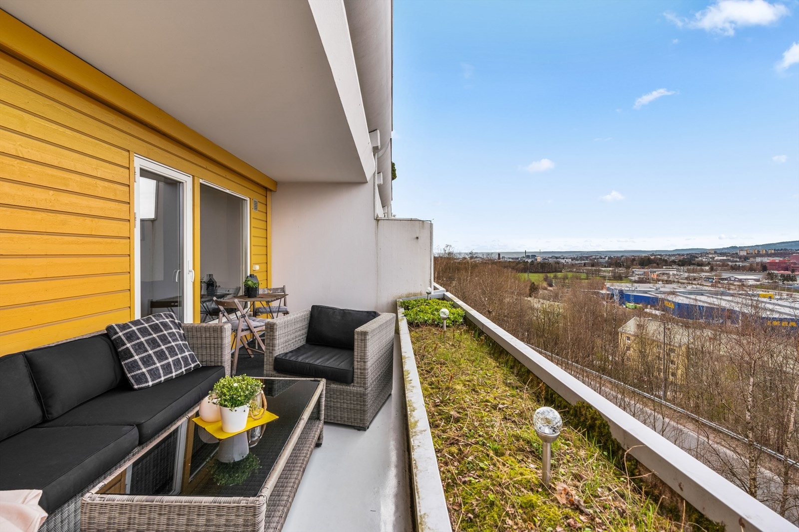 Lys og pen 2-roms med stor terrasse | Bad fra 2014 | Garasjeplass med EL | V.vann inkl. | Kort vei til buss og t-bane Galleribilde