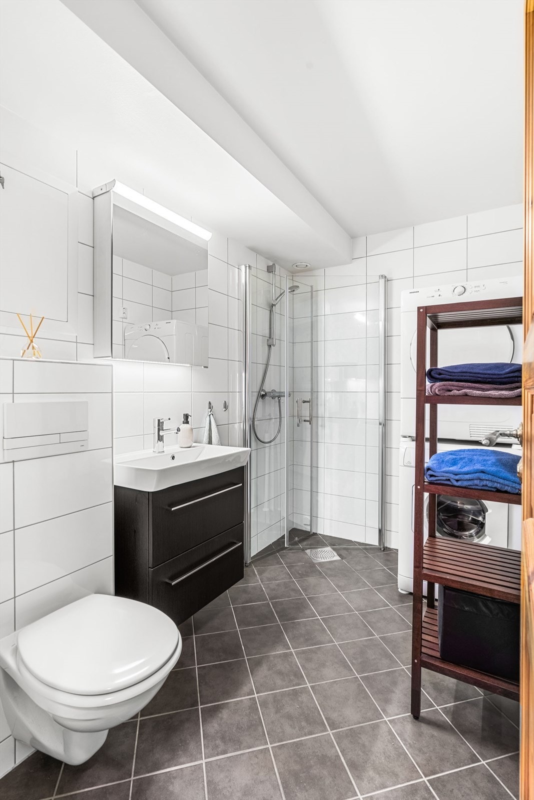 Delikat og stilig bad fra 2014, oppusset i regi av borettslaget. Badet er flislagt med elektriske varmekabler i gulv. Galleribilde