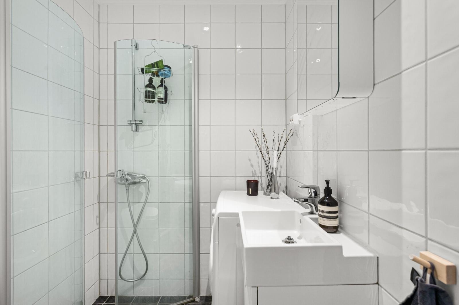 Pent flislagt baderom fra 2004 med gulvvarme og opplegg for vaskemaskin. Galleribilde