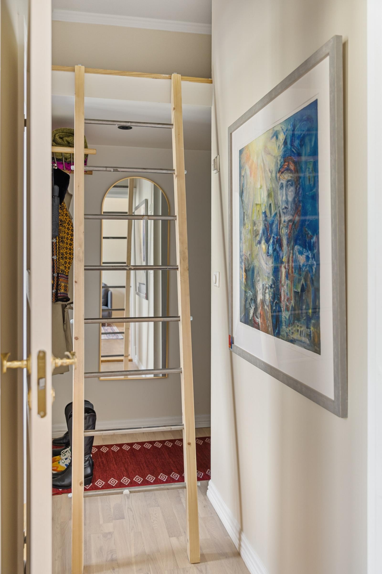 I gangen er det bygd en praktisk hems med mulighet for overnattingsgjester eller ekstra oppbevaring. Galleribilde