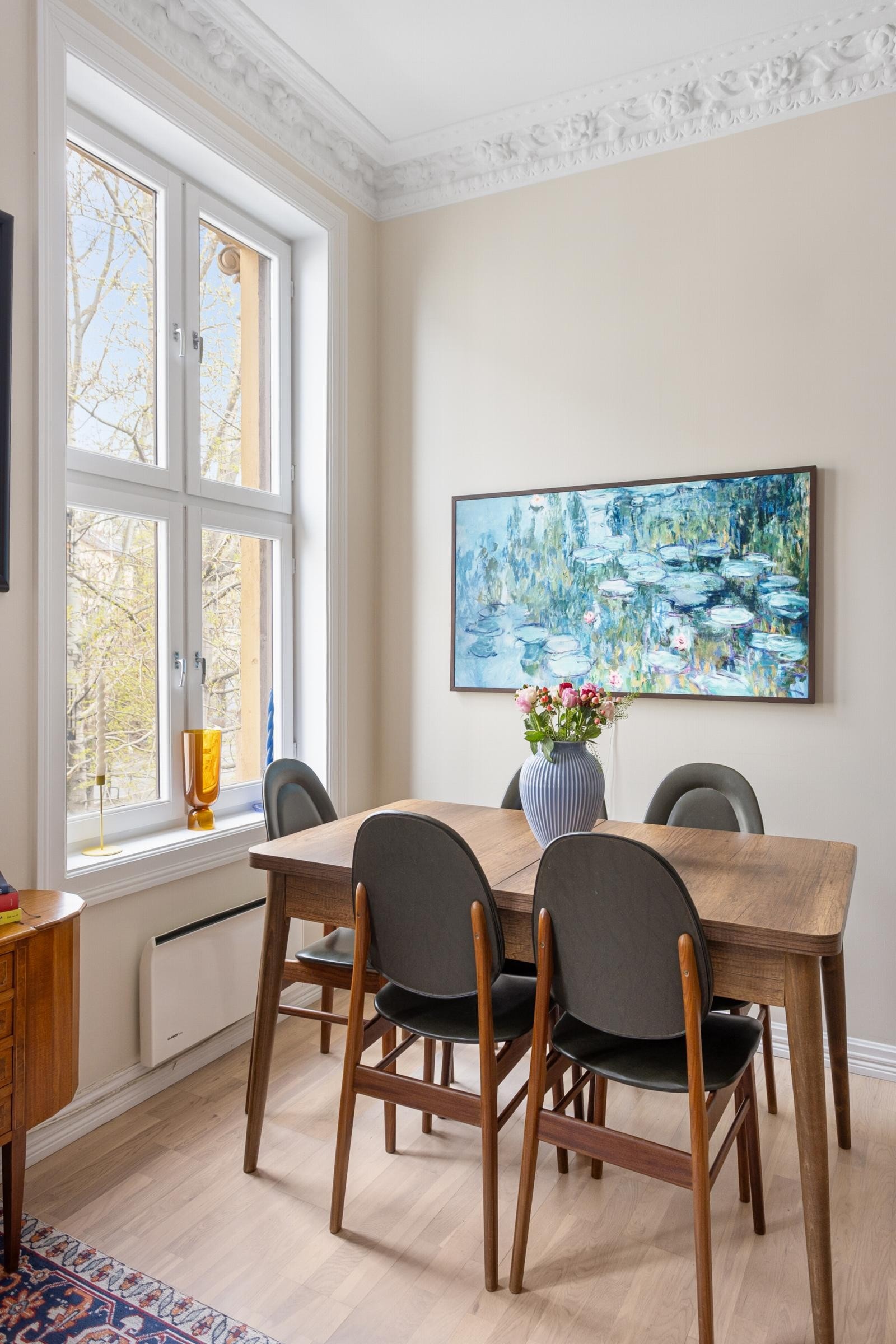 I stuen er det god plass til sofagruppe, spisestue, tv-seksjon og annet ønsket møblement. Galleribilde