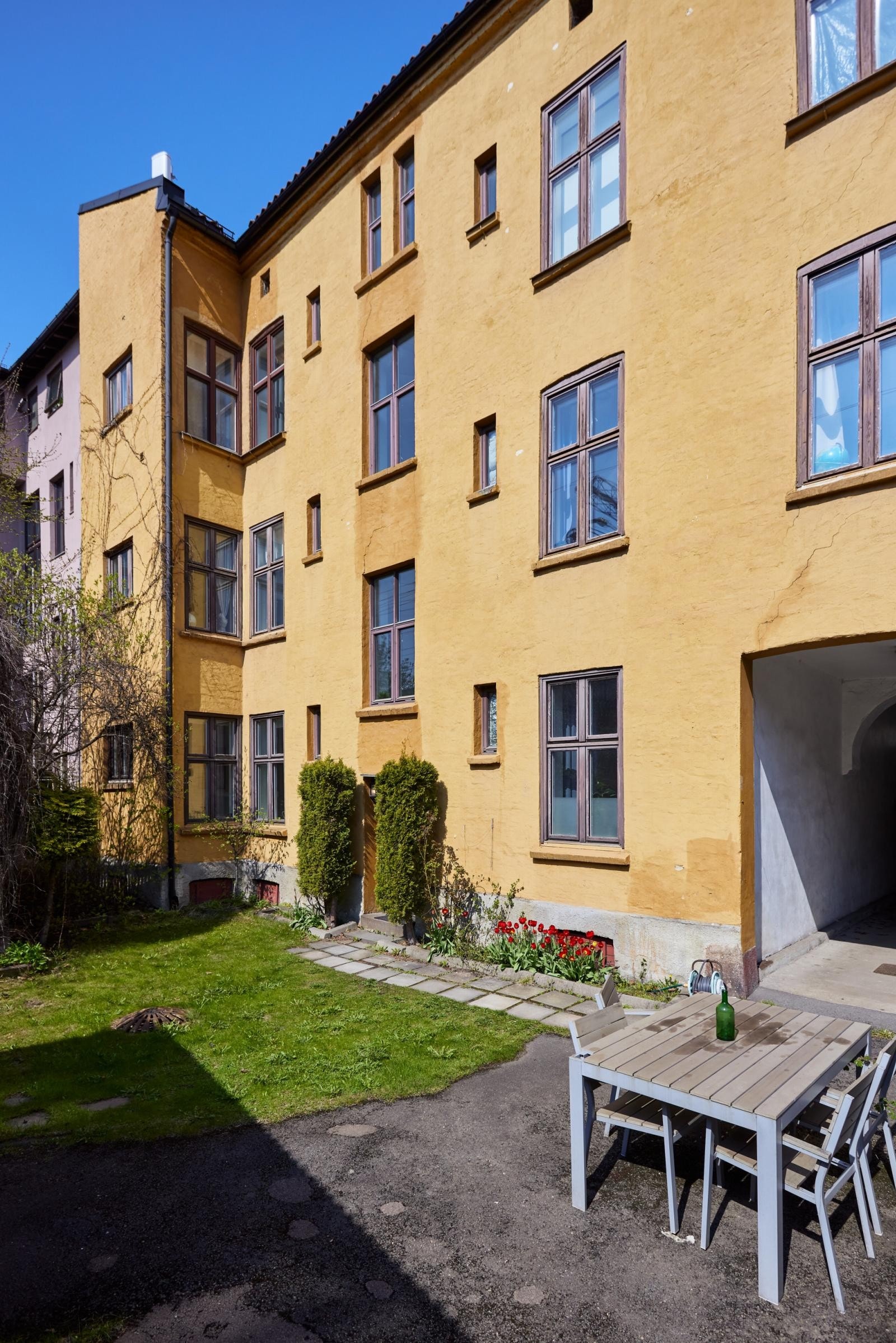 Hyggelig bakgård med sittegruppe og beplantning. Galleribilde