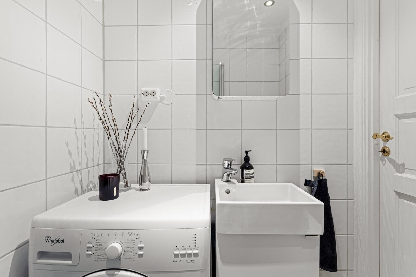 Ellers har badet dusjhørnet med innfellbare glassdører, veggehengt servant med underskap og speilskap, samt gulvstående toalett. Galleribilde