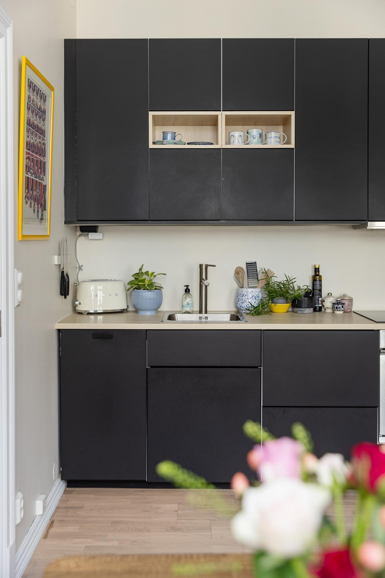 Kjøkkenet har alle nødvendige hvitevarer som oppvaskmaskin, kjøleskap med frysedel, oven og steketopp. Disse følger alle med i salget. Galleribilde