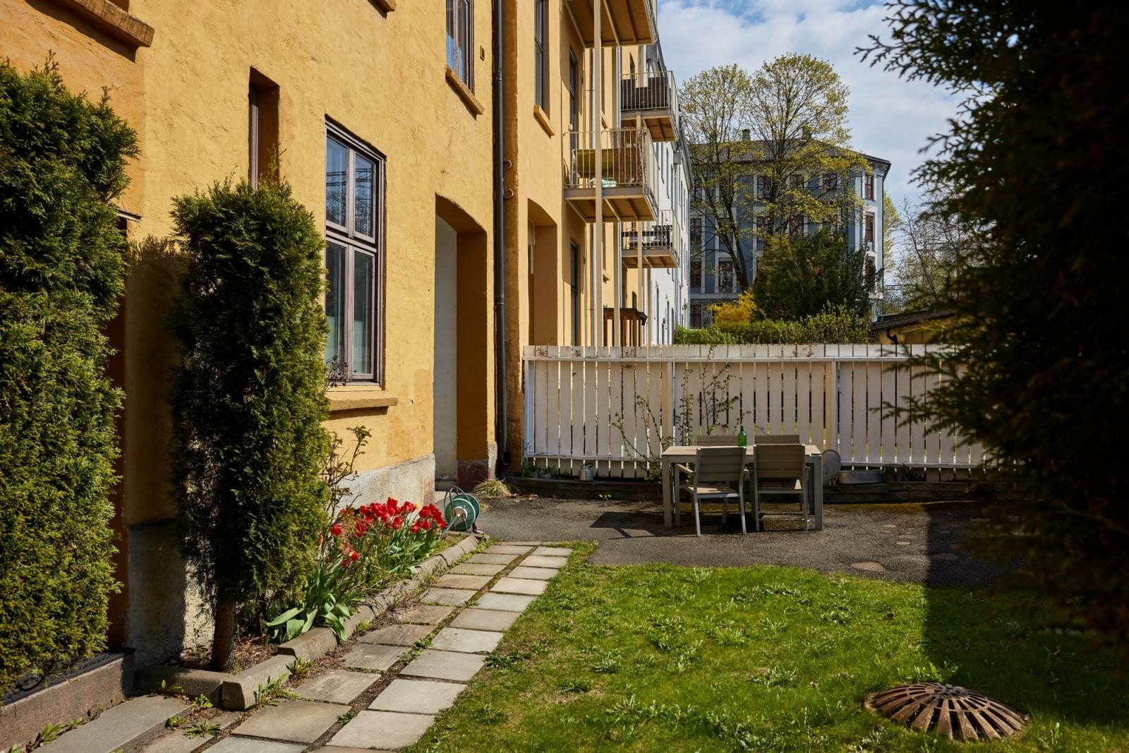Bakgård Galleribilde