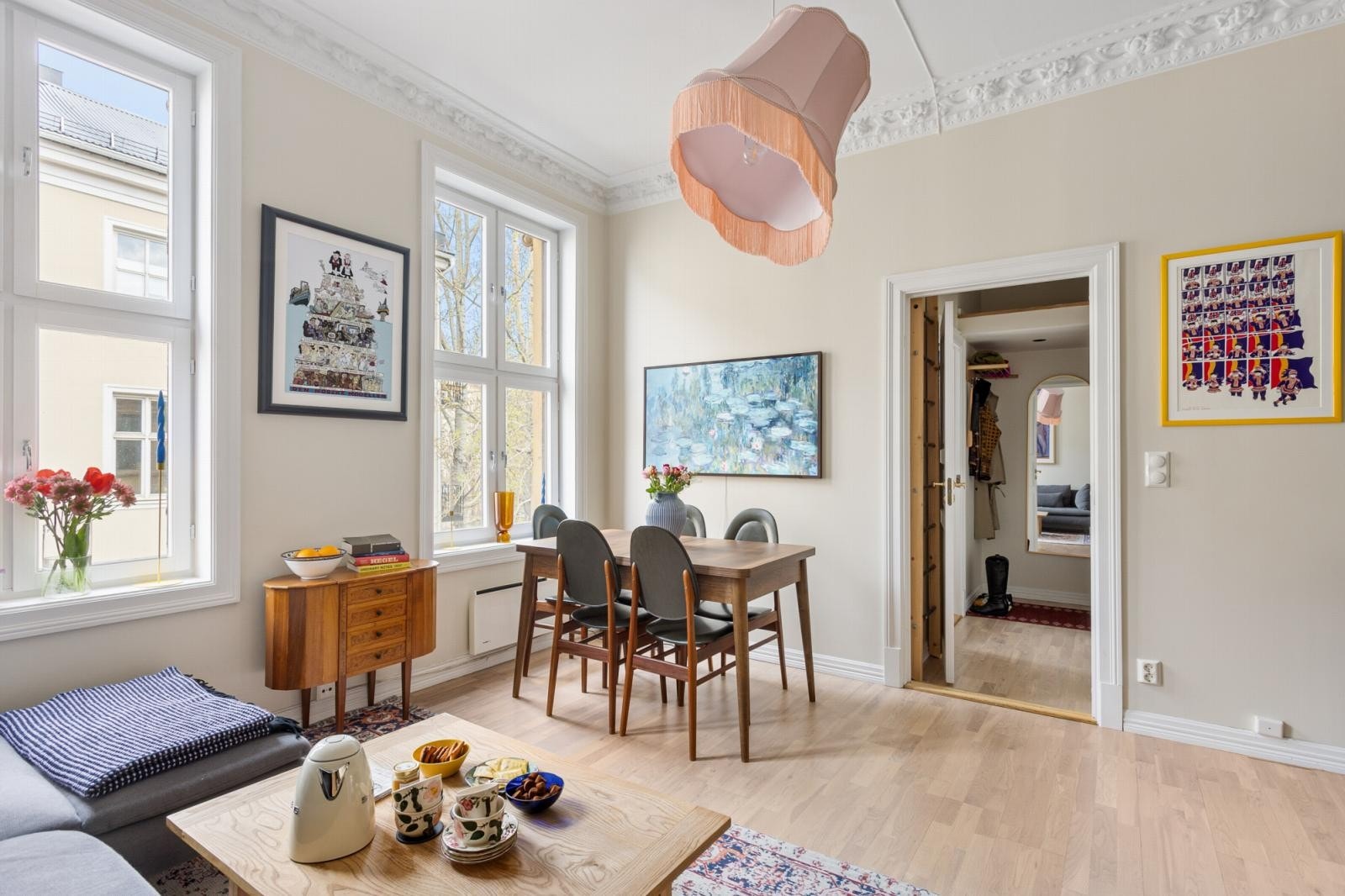 Stuen og kjøkkenet ligger i åpen løsning. Perfekt for sosiale sammenkomster. Galleribilde