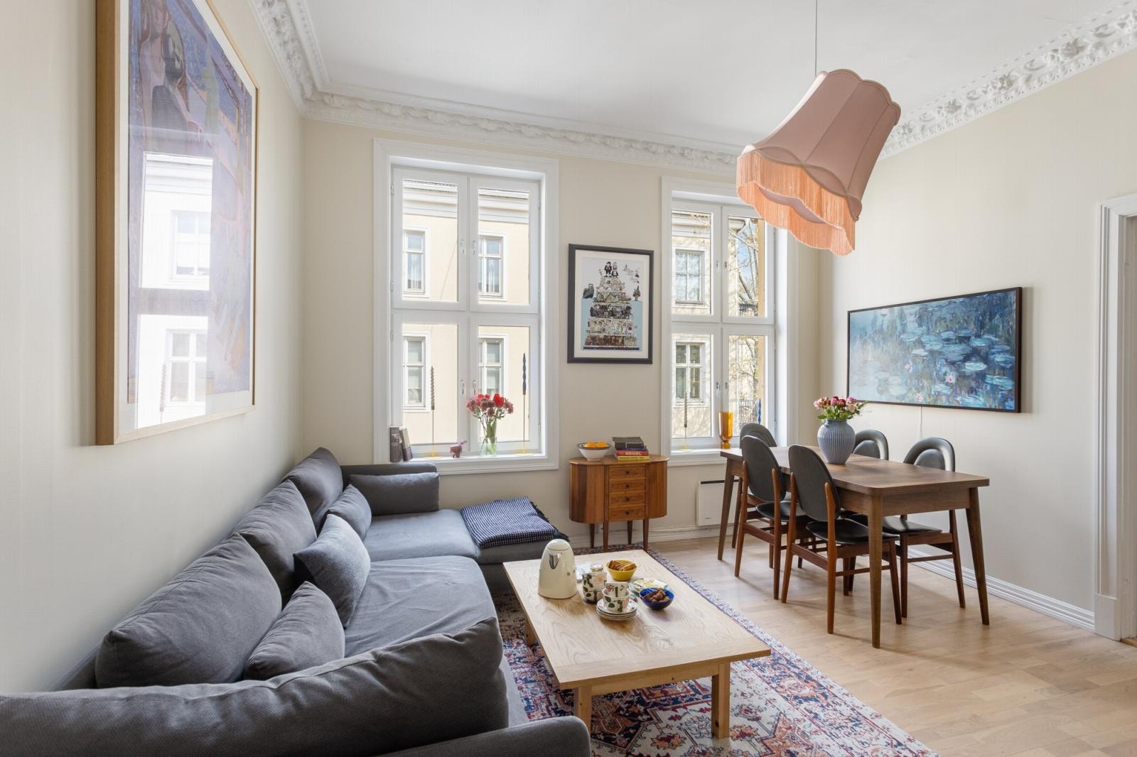 Store vindusflater og generøs takhøyde (over 3 meter) sørger for gode innvendige lysforhold og en luftig romfølelse. Galleribilde