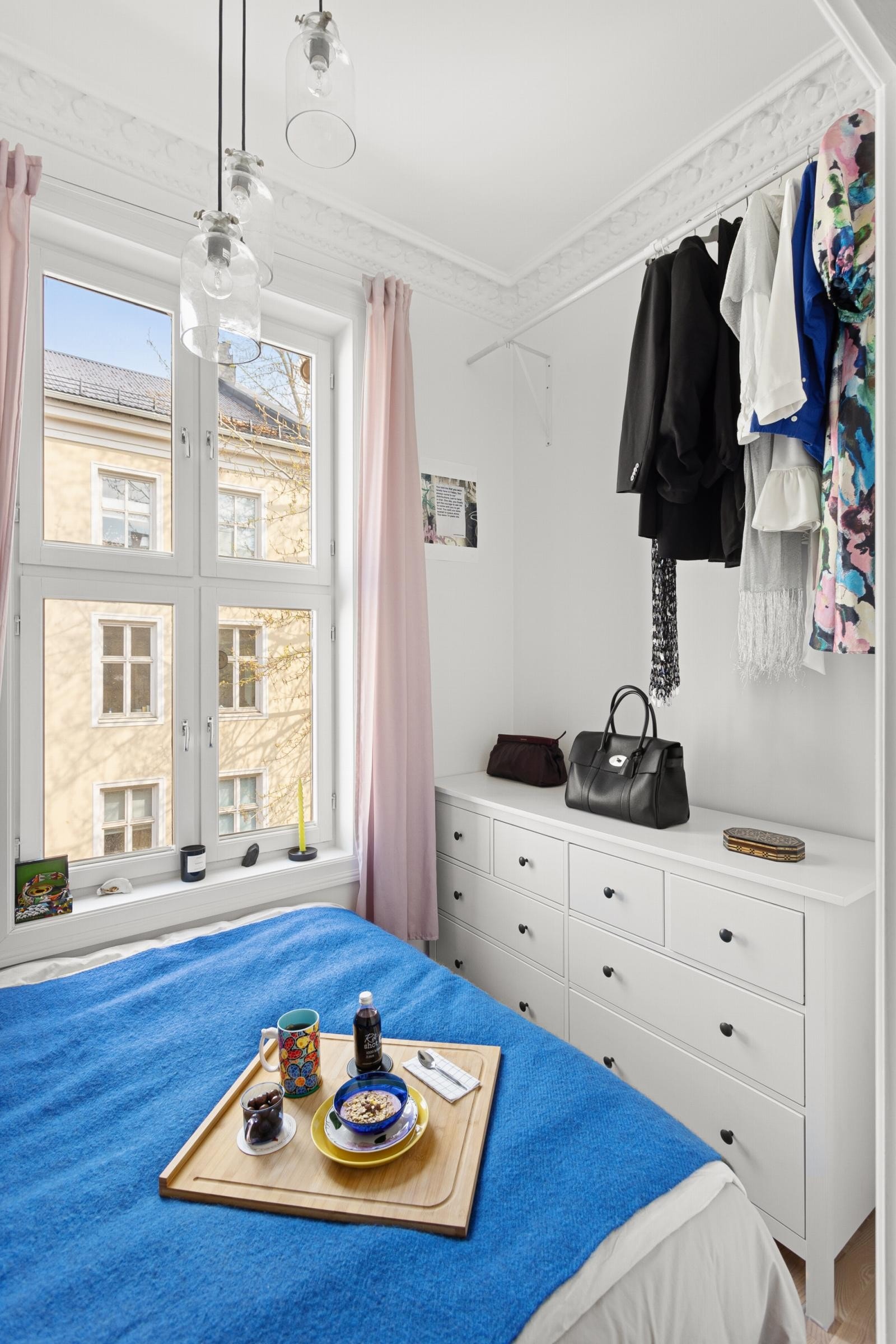 Pent soverom med plass til dobbeltseng, nattbord og annet ønsket møblement. Sengen som står på soverommet i dag er 140cm bred. Galleribilde