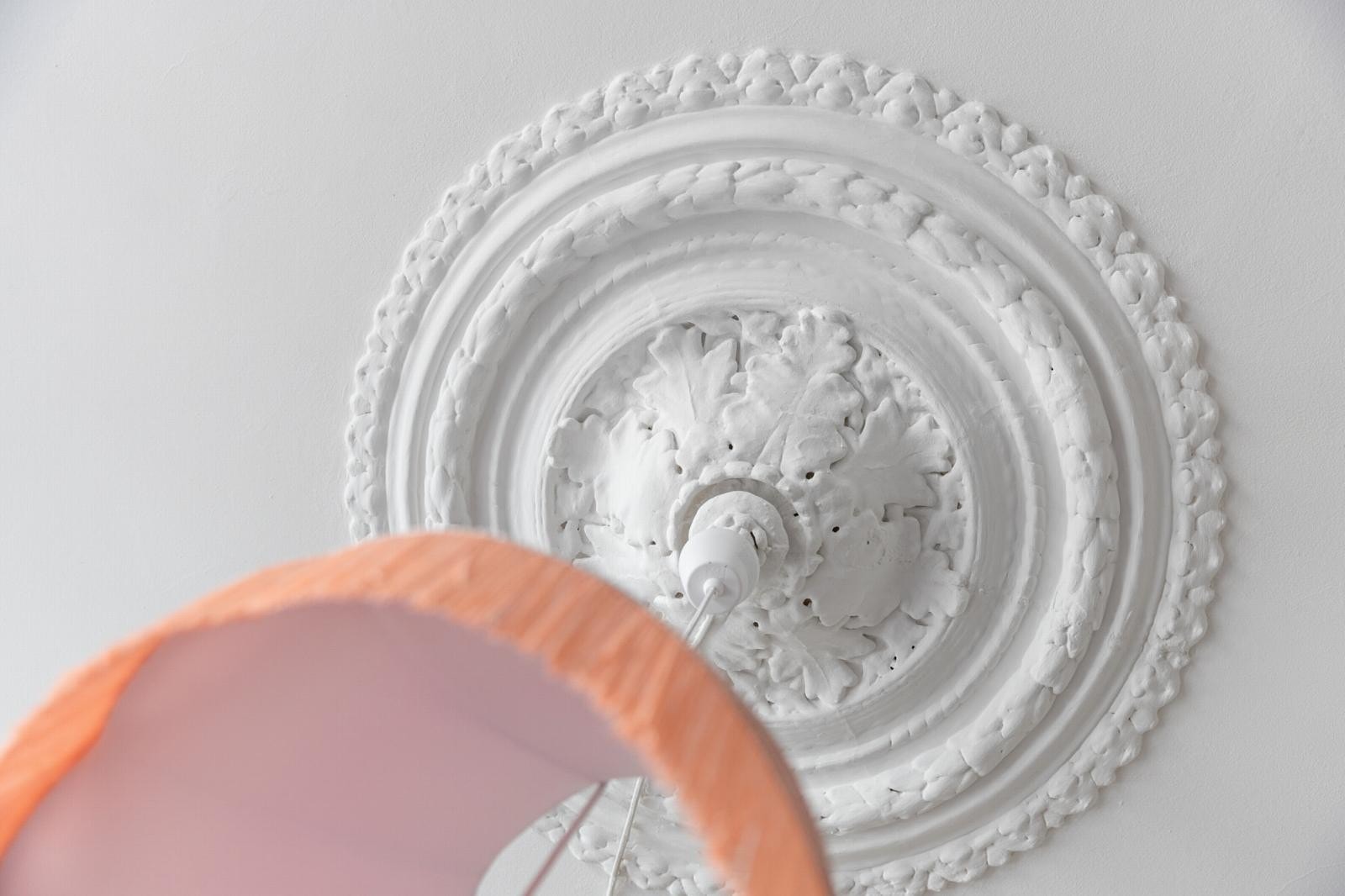 Leiligheten har flotte klassiske detaljer med stukkatur og rosett i taket. Galleribilde
