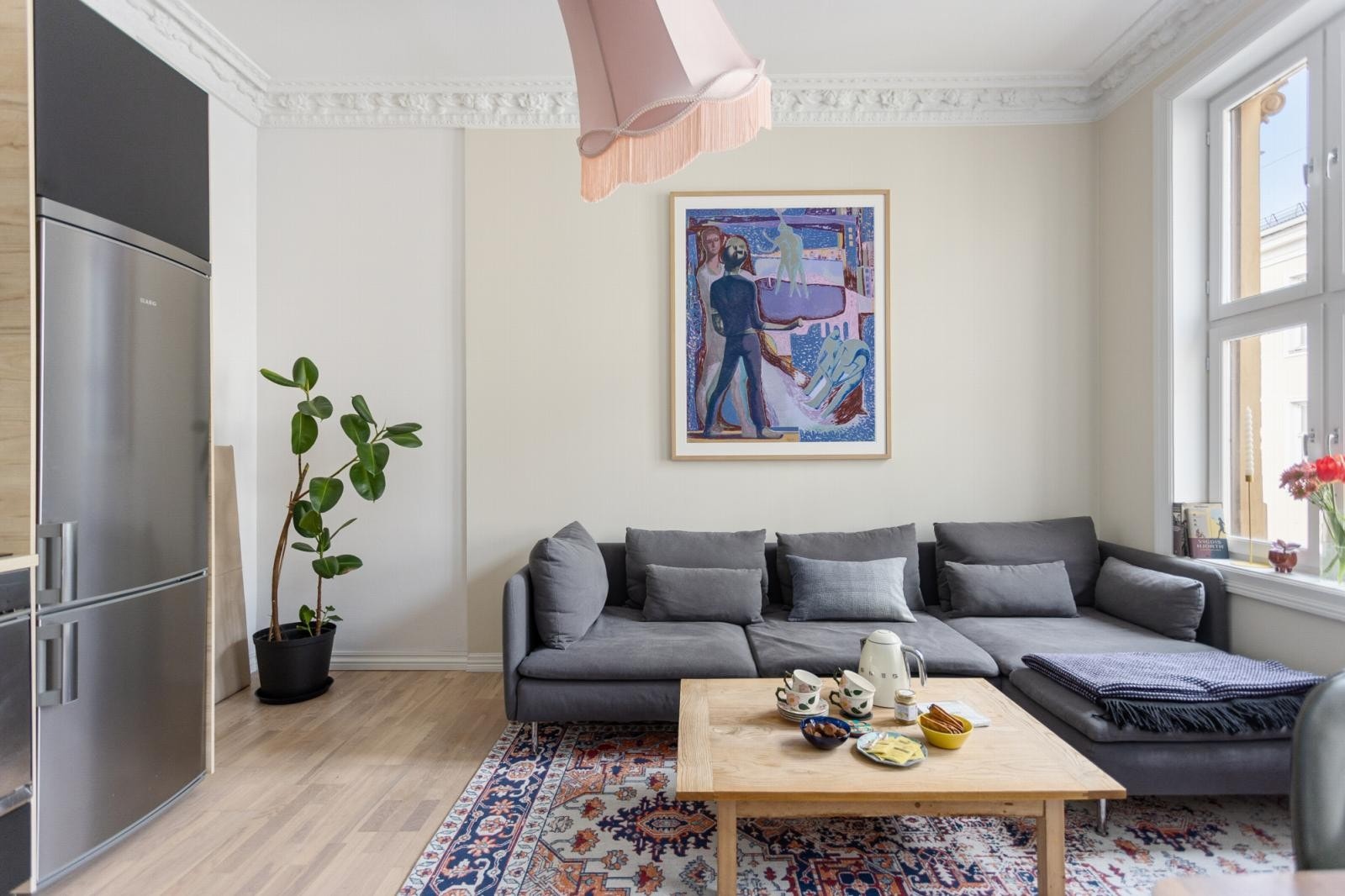 Stuen har en god planløsning med flere møbleringsmuligheter. Forøvrig har borettslaget grunnpakke med internett og kabel-TV inkludert i felleskostnadene. Galleribilde