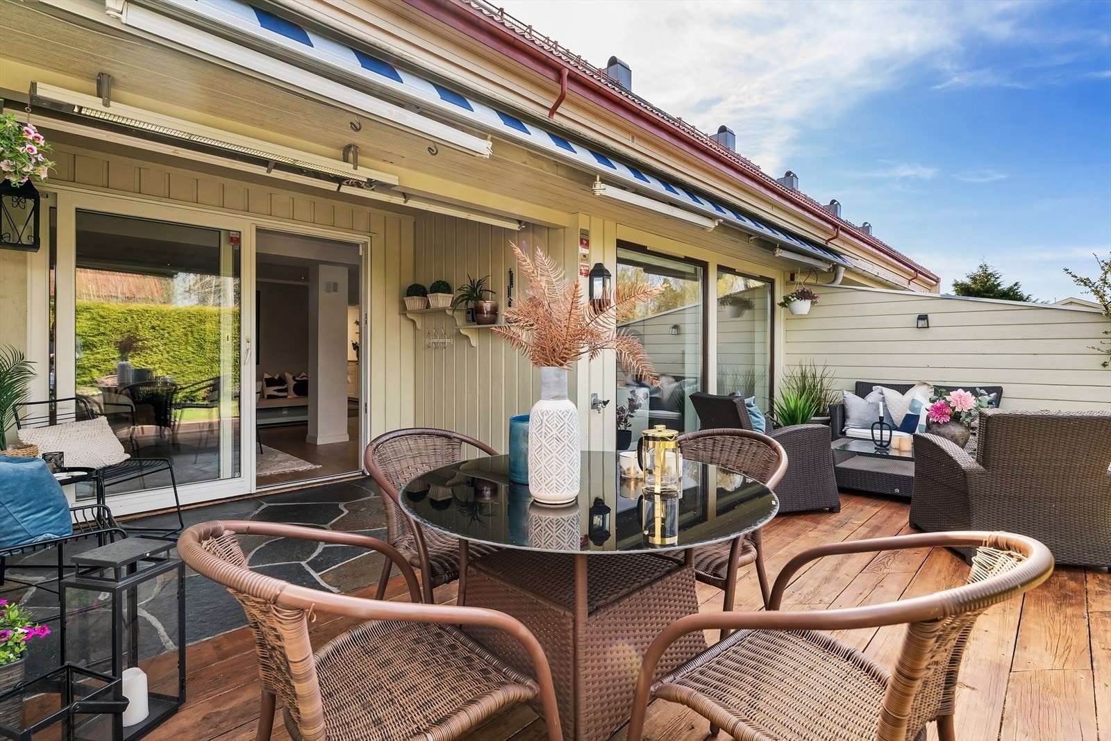 God plass til flere sittegrupper, grill m.m. Her kan kjøper nyte meget gode solforhold fra sent formiddag til solnedgang på sommerstid Galleribilde