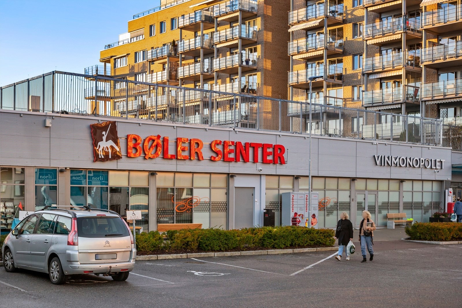 Fra boligen er det kort vei til Bøler senter. Her finner man både dagligvare, apotek, vinmonopol, treningssenter m.m. Galleribilde