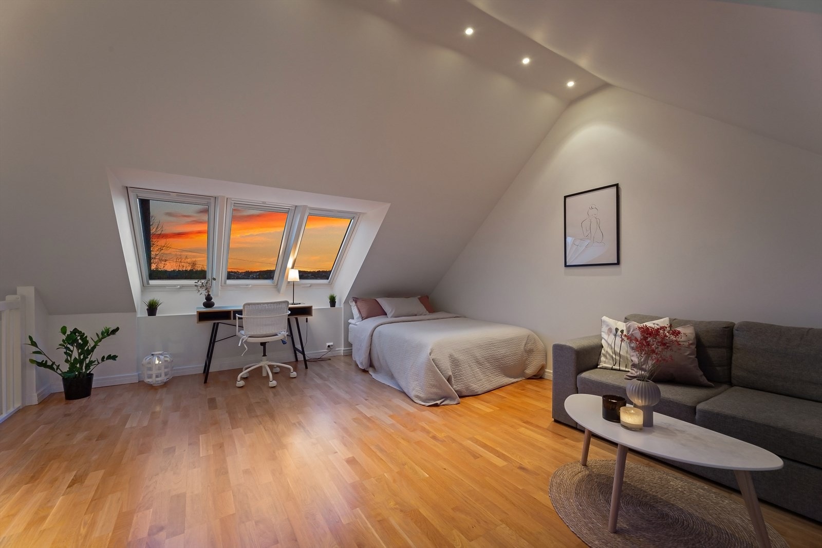 Her er det fin plass til både sofagruppe og dobbeltseng Galleribilde