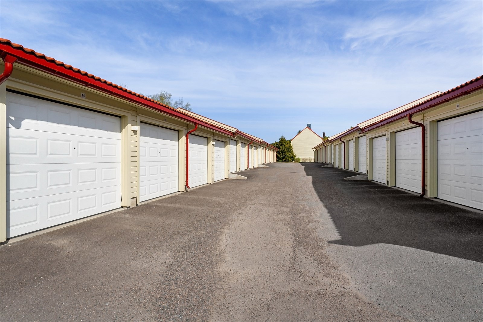 Boligen disponerer en garasjeplass i rekke Galleribilde