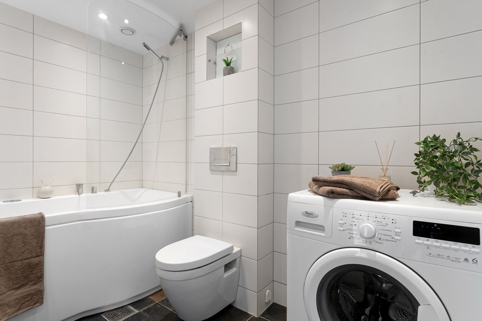 Badet er fra 2012 med varme i gulv og downlights i himling Galleribilde