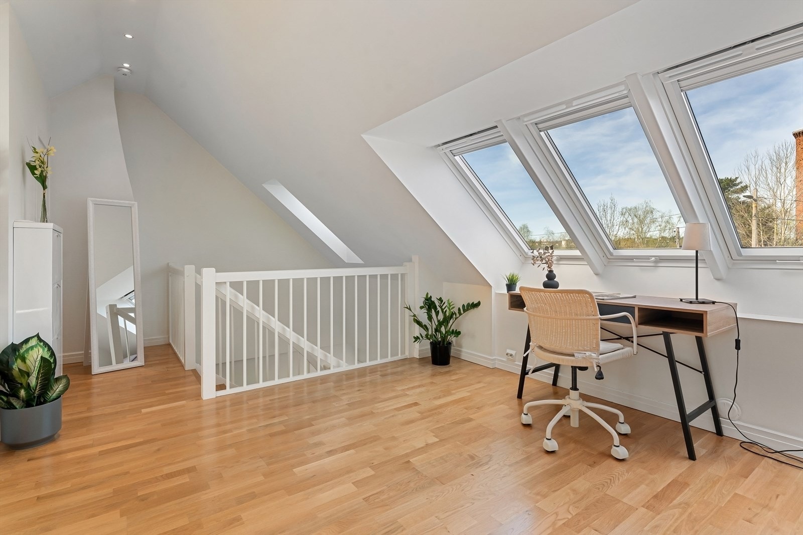 Lyst og fint loft med rikelig av naturlig lys som gir en god romfølelse Galleribilde