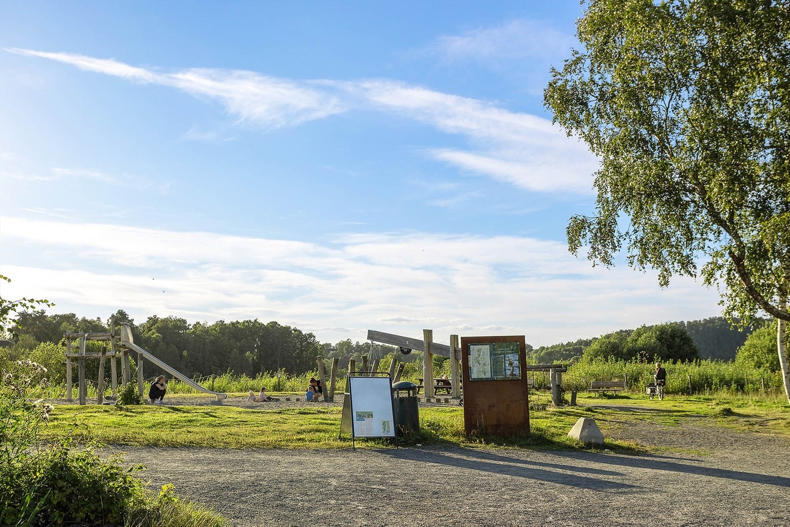 Fra boligen er det kun 5 minutters gange til Østensjøvannet med lekeplasser, badeplasser og flotte turstier Galleribilde